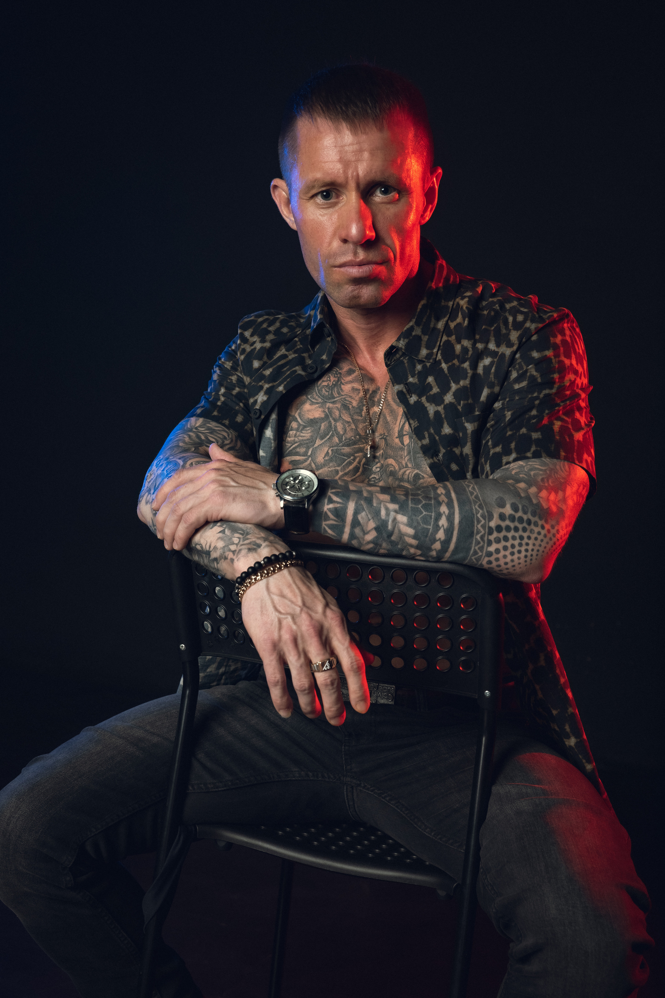 Сергей. Фотосессия в студии с неоновым светом. Фотосессия в Спб в студии, фотограф Панютина Марина