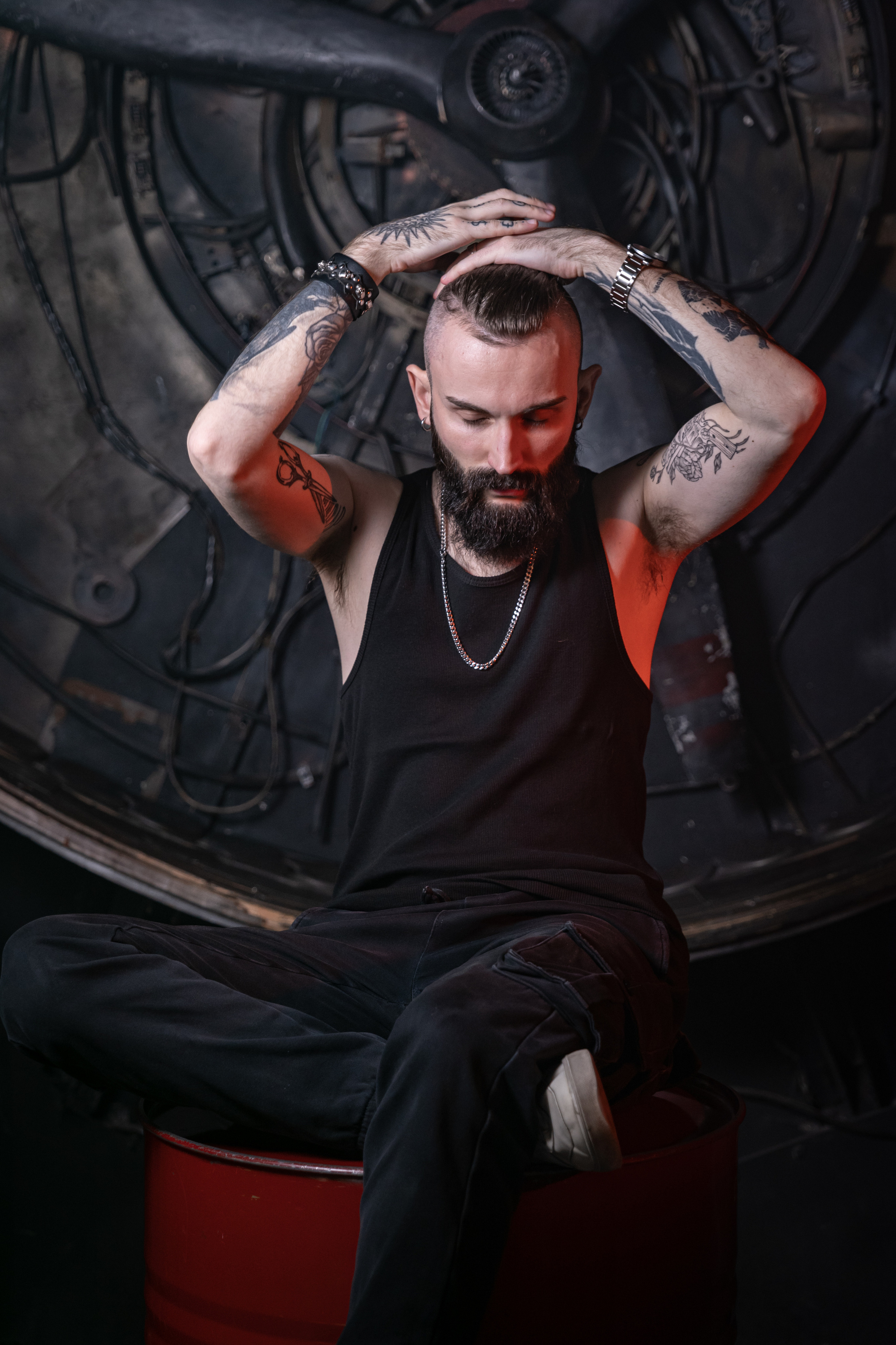 Кирилл. Мужской портрет в темном зале. Фотосессия в Спб в студии, фотограф Панютина Марина