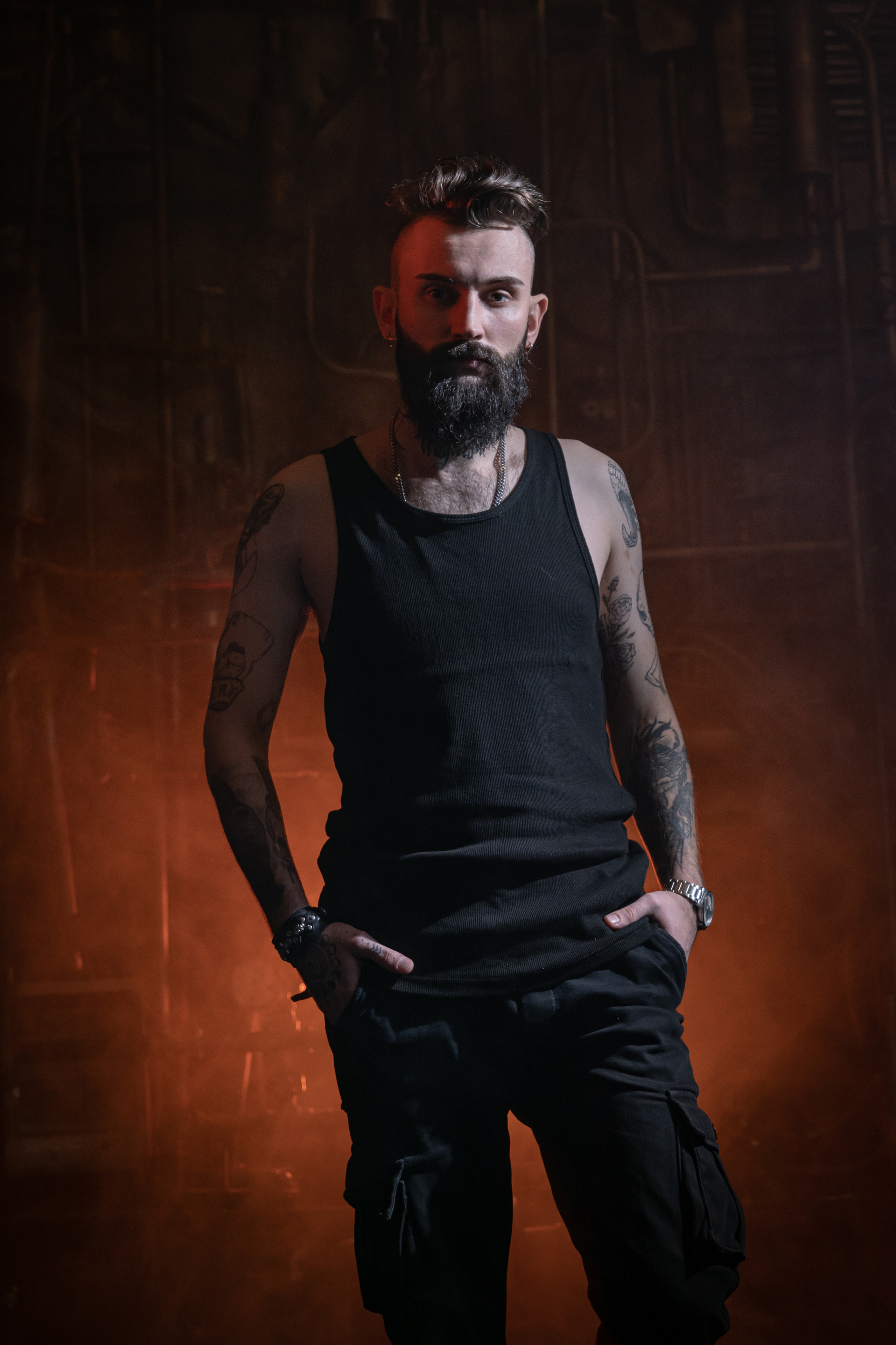 Кирилл. Мужской портрет в темном зале. Фотосессия в Спб в студии, фотограф Панютина Марина