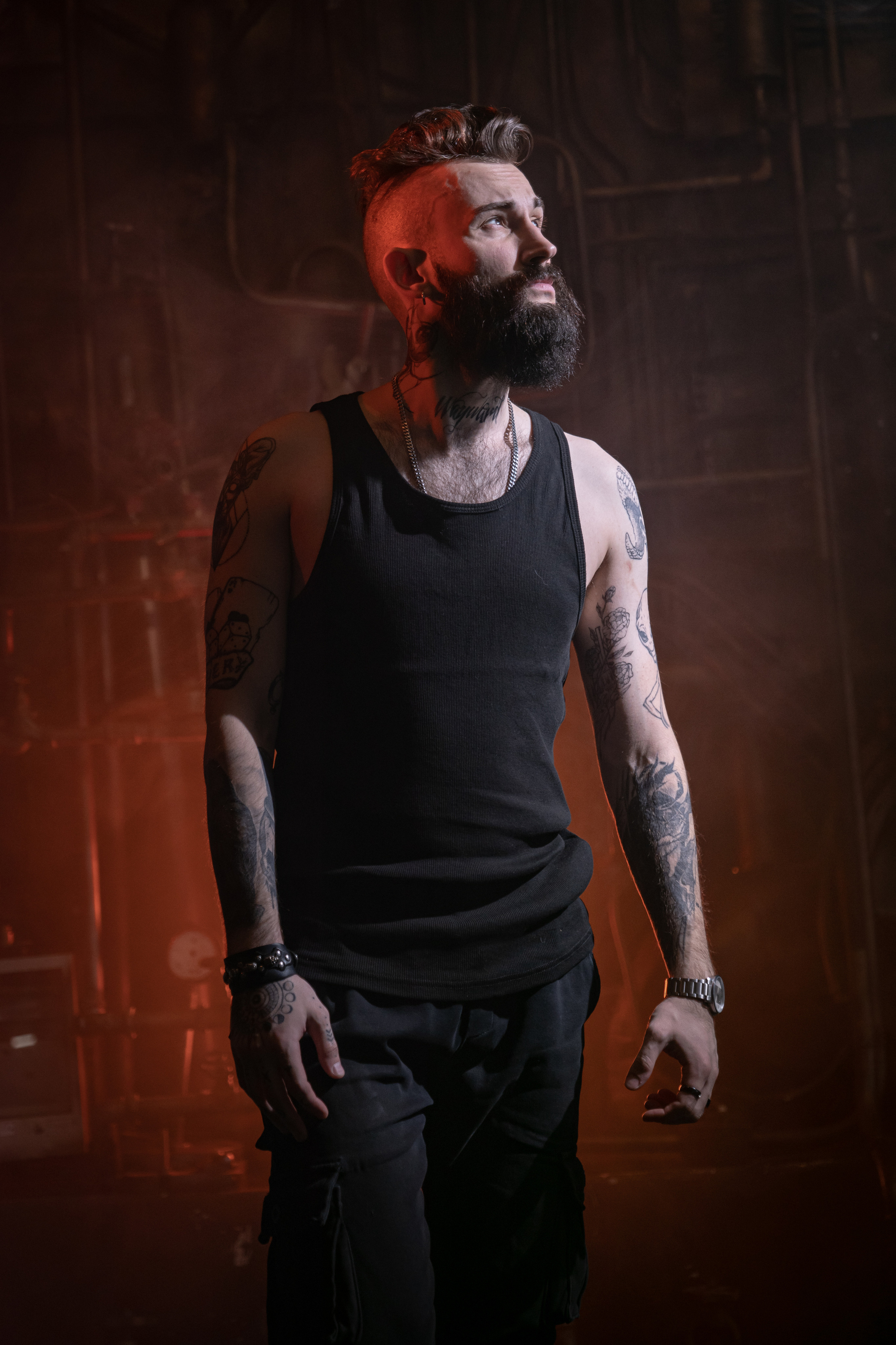 Кирилл. Мужской портрет в темном зале. Фотосессия в Спб в студии, фотограф Панютина Марина