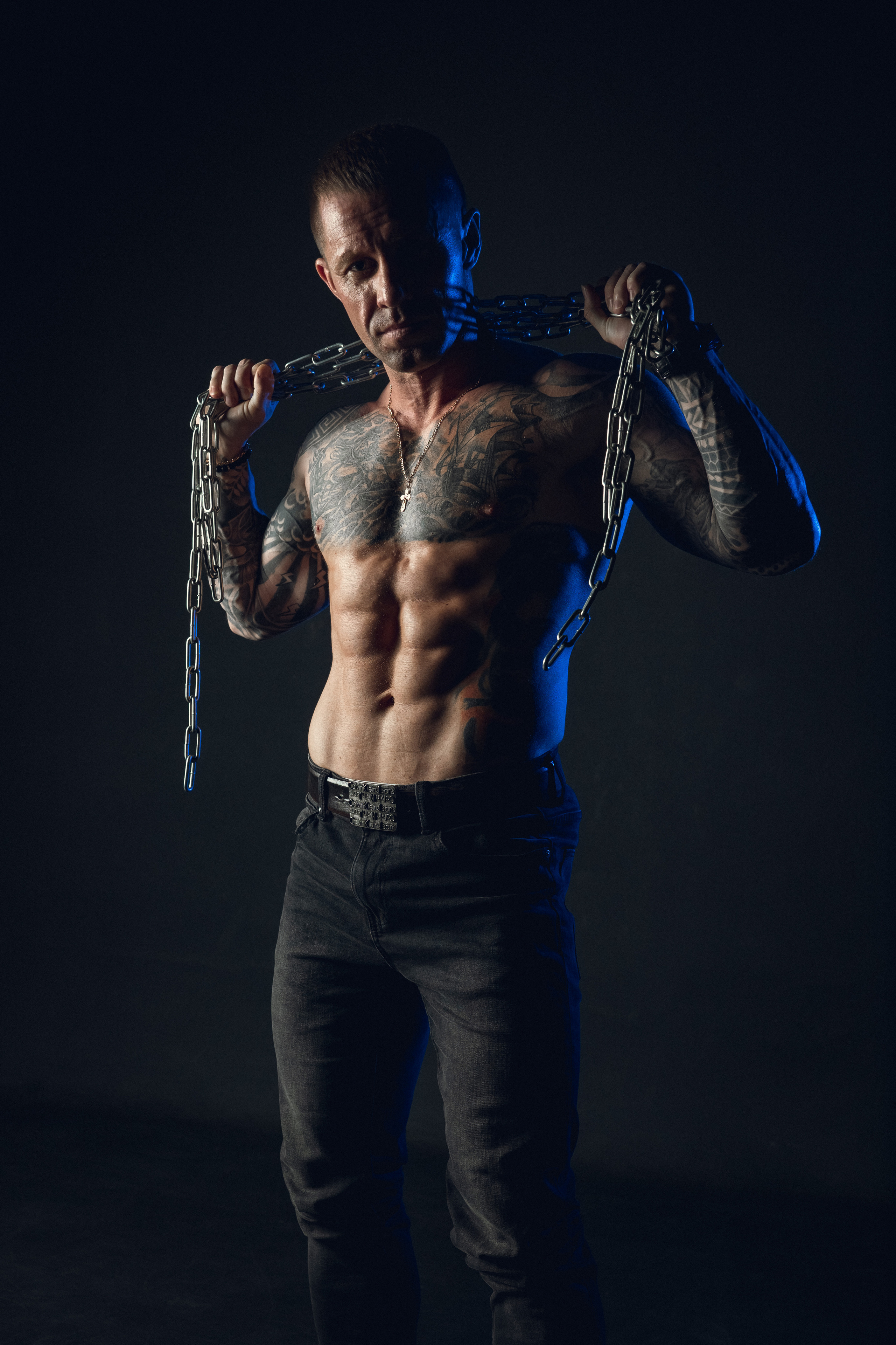 Сергей. Фотосессия в студии с неоновым светом. Фотосессия в Спб в студии, фотограф Панютина Марина