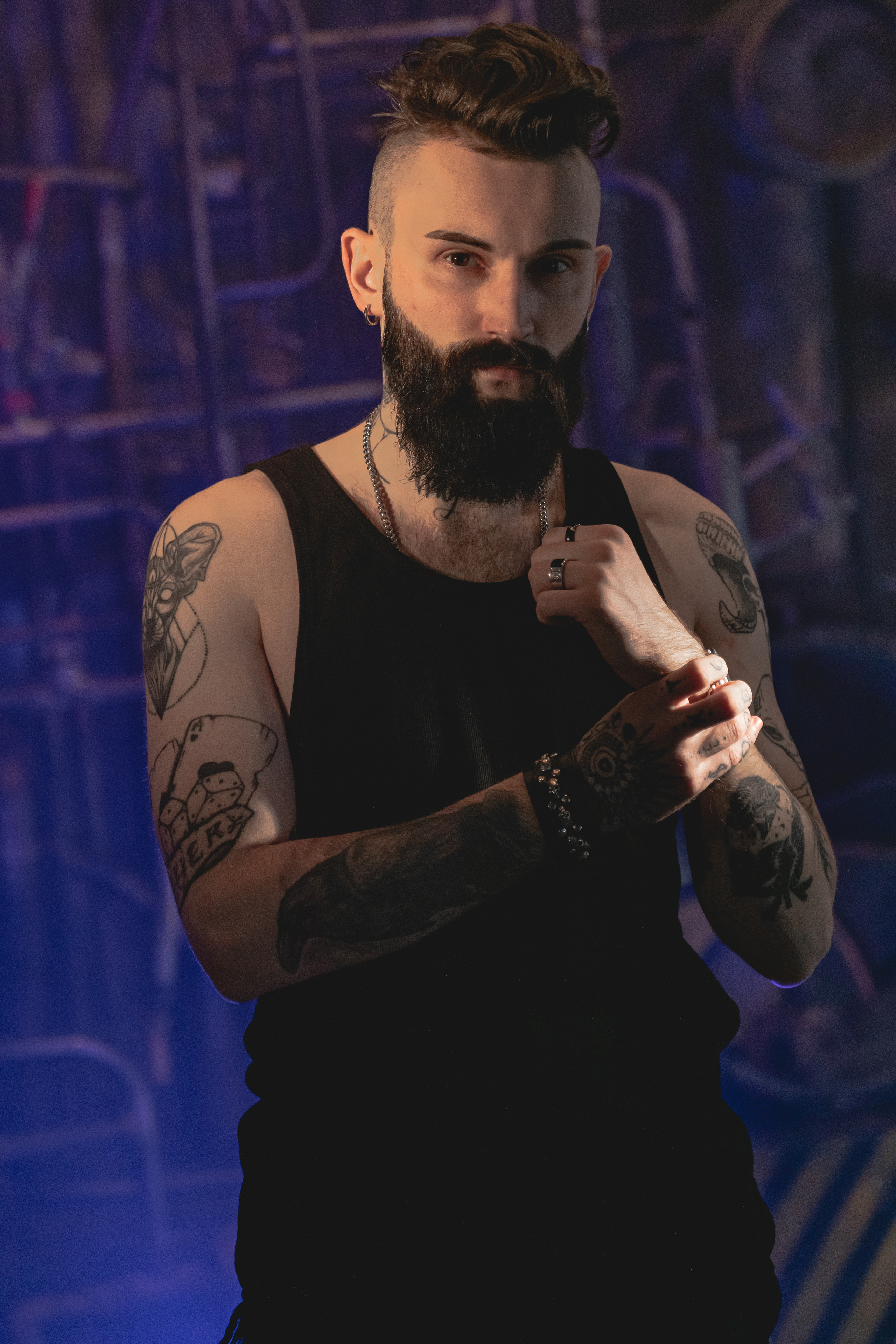 Кирилл. Мужской портрет в темном зале. Фотосессия в Спб в студии, фотограф Панютина Марина