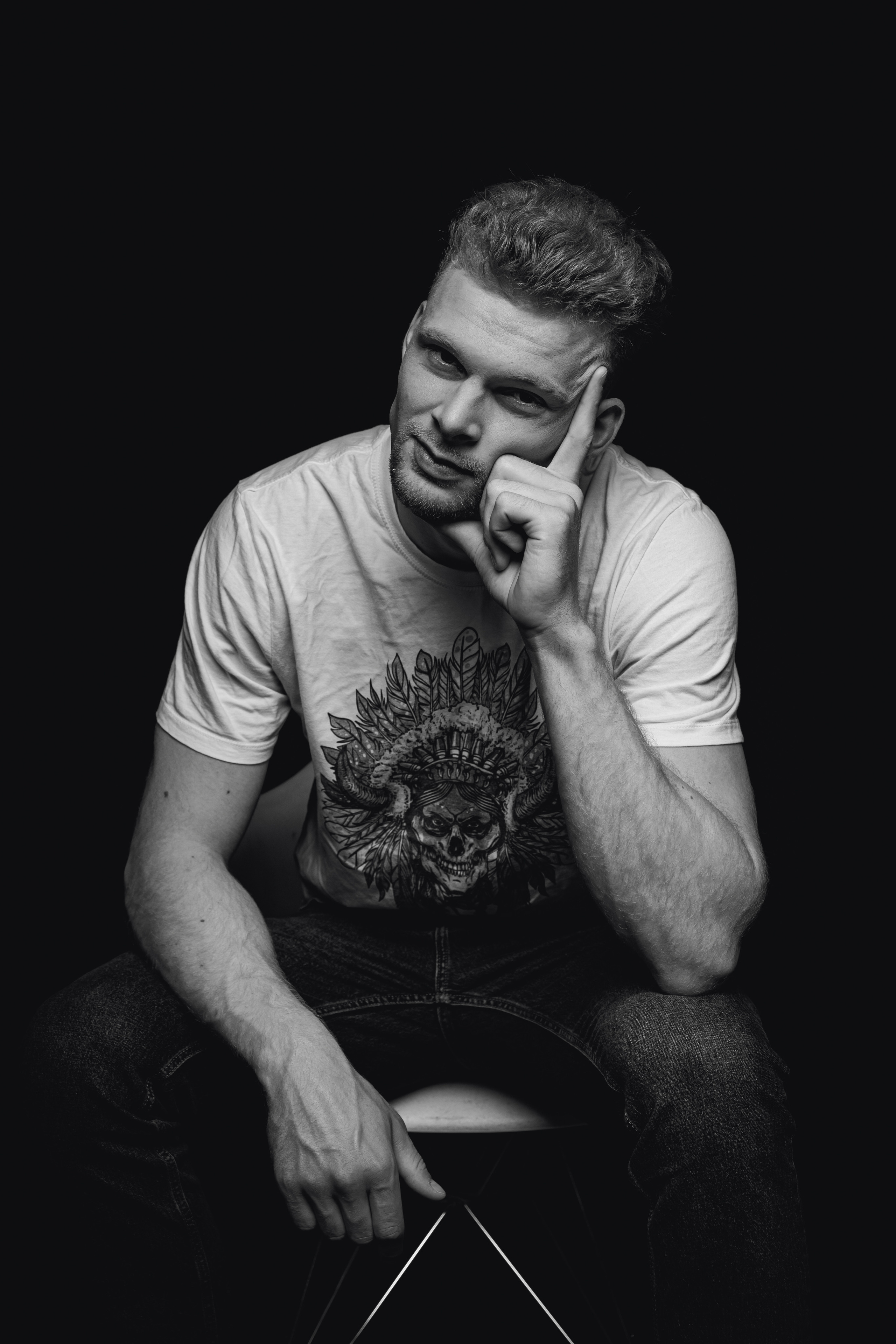 Никита. Мужская фотосессия на черном фоне. Фотосессия в Спб в студии, фотограф Панютина Марина