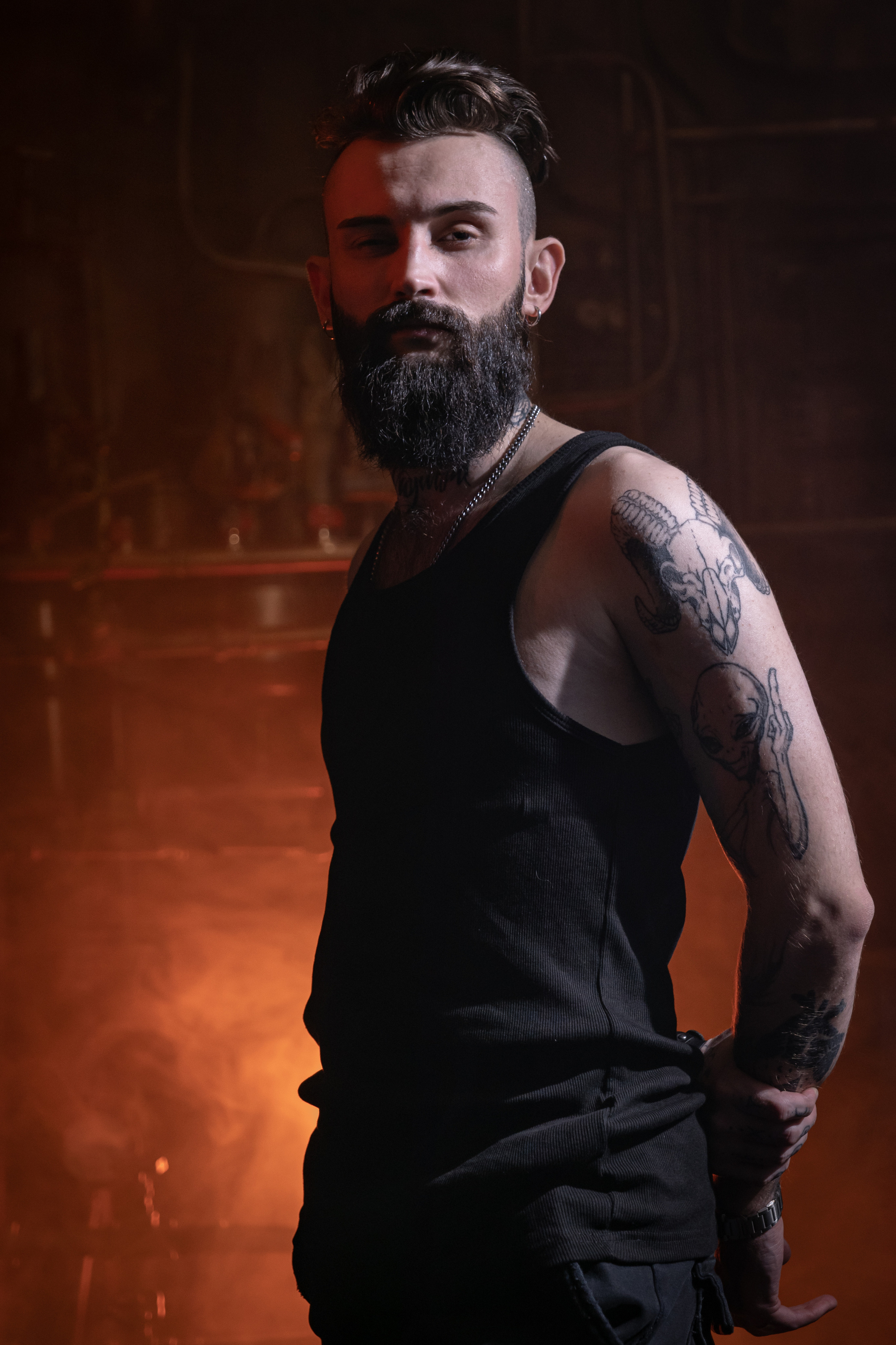 Кирилл. Мужской портрет в темном зале. Фотосессия в Спб в студии, фотограф Панютина Марина