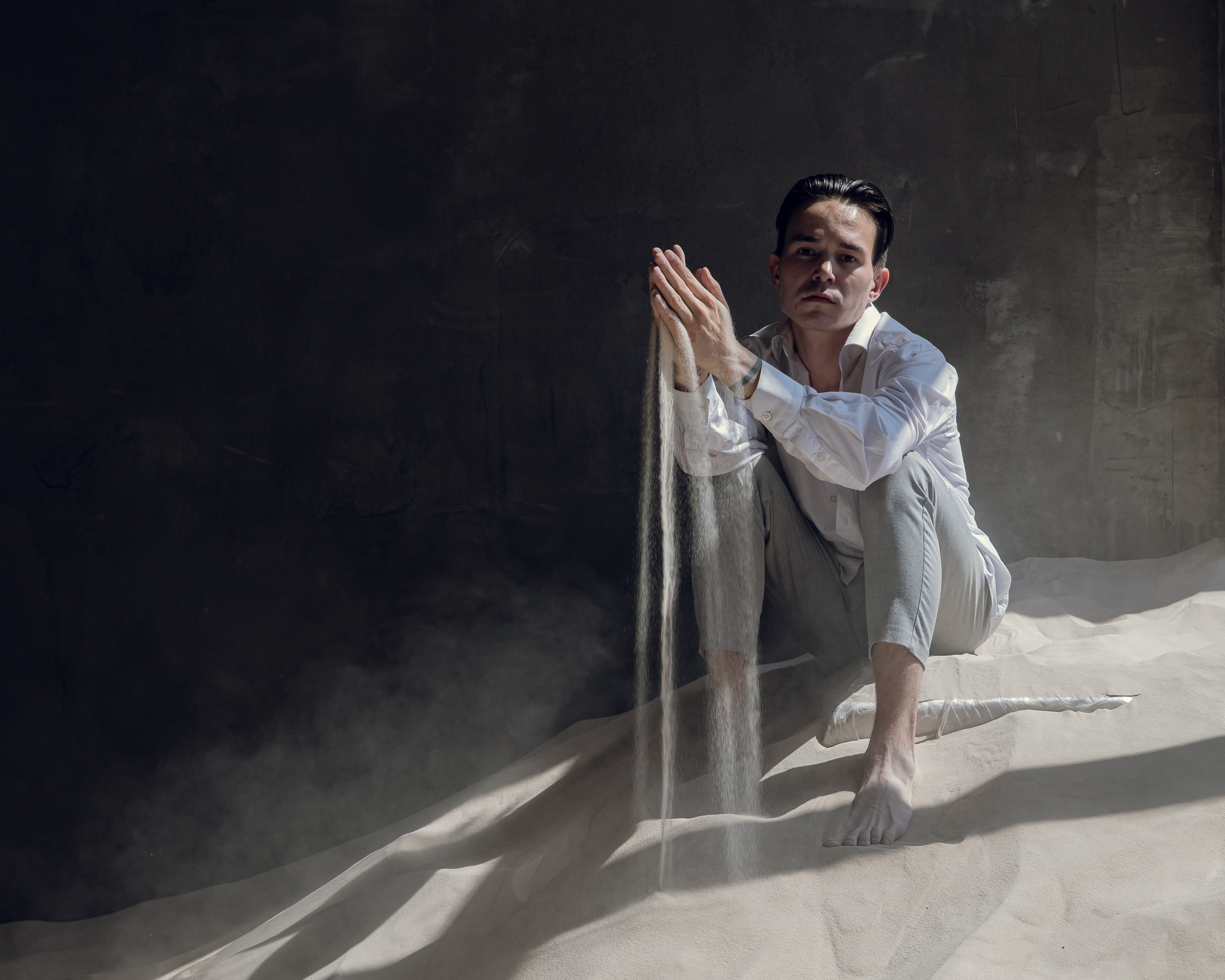 Егор. Фотостудия ЛОКАЦИЯ 223 — зал Песок. Фотосессия в Спб в студии, фотограф Панютина Марина