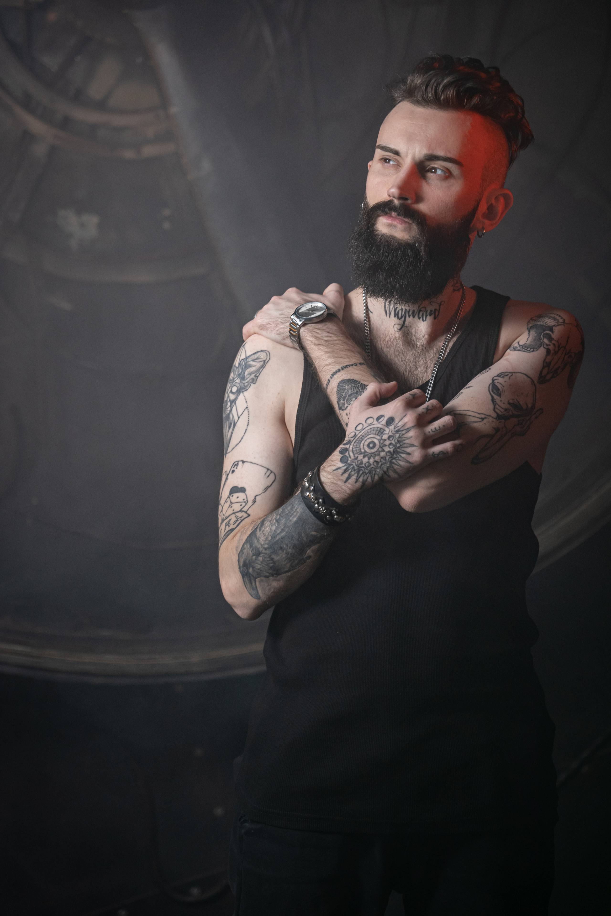 Кирилл. Мужской портрет в темном зале. Фотосессия в Спб в студии, фотограф Панютина Марина