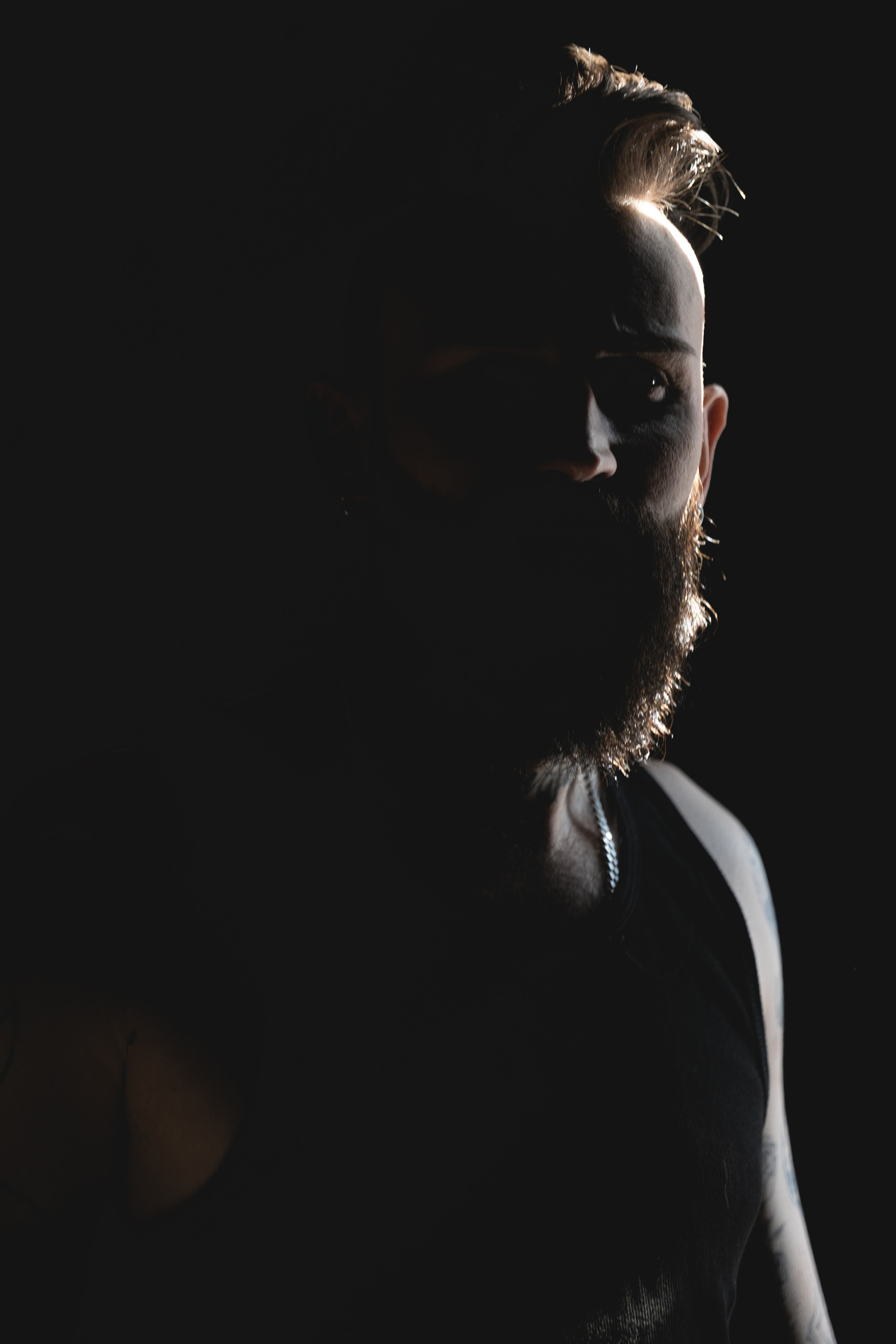 Кирилл. Мужской портрет в темном зале. Фотосессия в Спб в студии, фотограф Панютина Марина