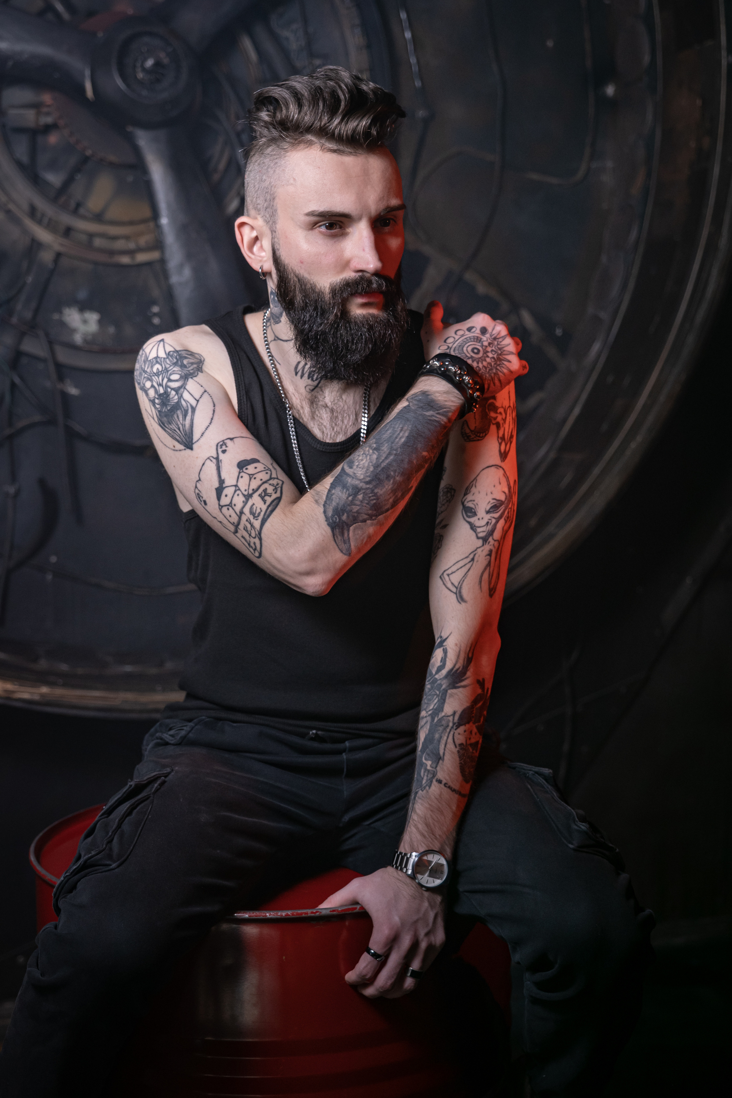 Кирилл. Мужской портрет в темном зале. Фотосессия в Спб в студии, фотограф Панютина Марина