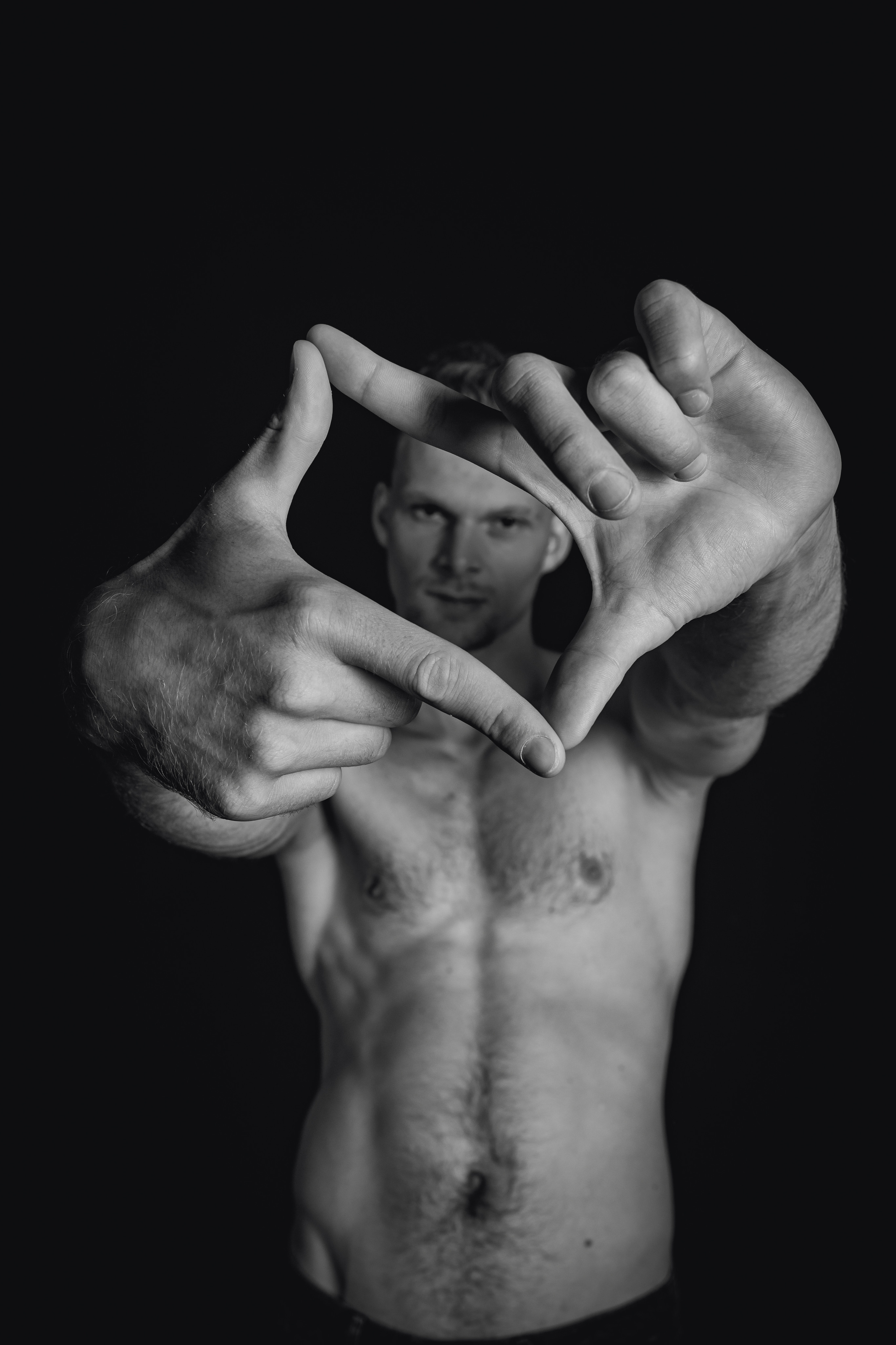 Никита. Мужская фотосессия на черном фоне. Фотосессия в Спб в студии, фотограф Панютина Марина