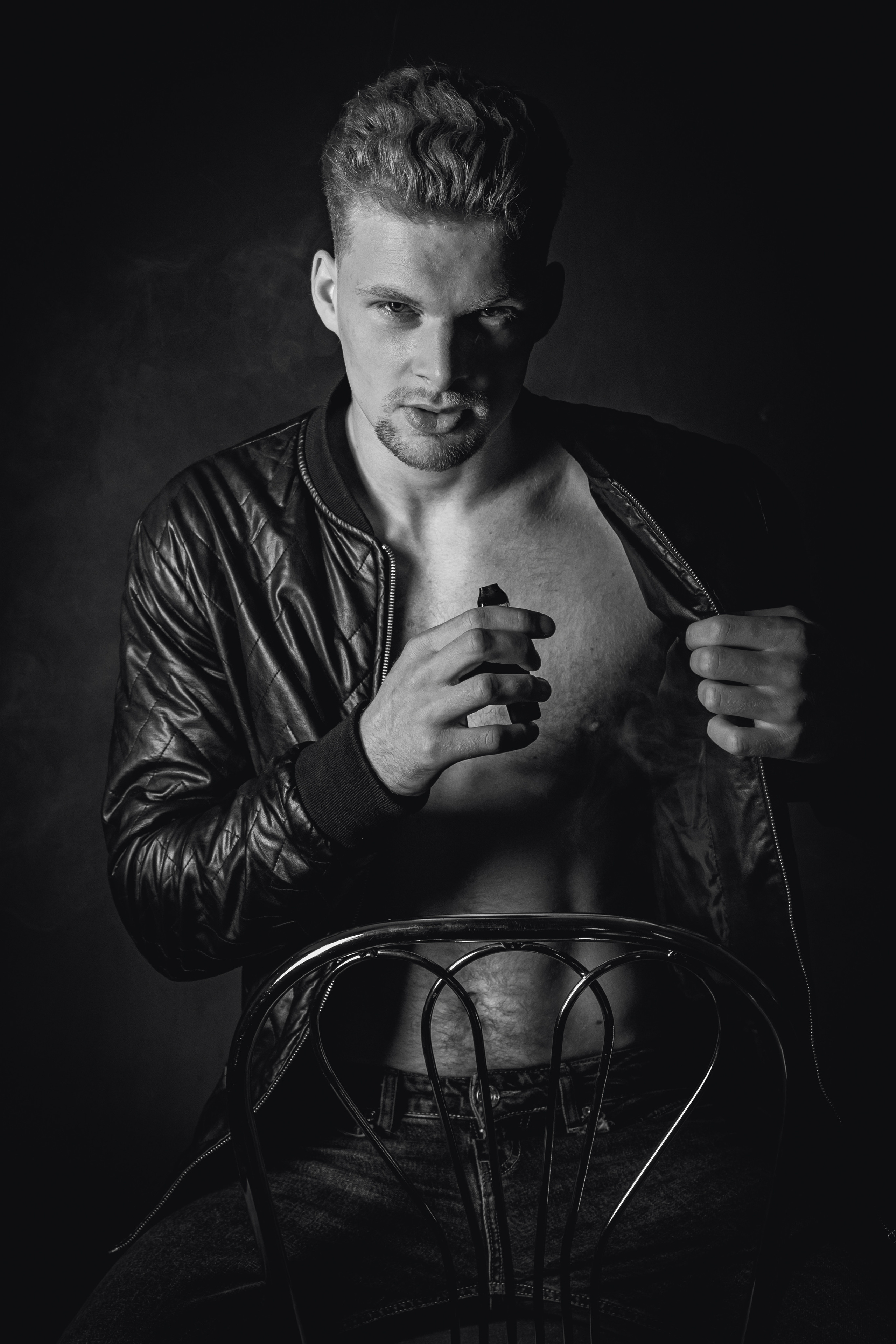 Никита. Мужская фотосессия на черном фоне. Фотосессия в Спб в студии, фотограф Панютина Марина