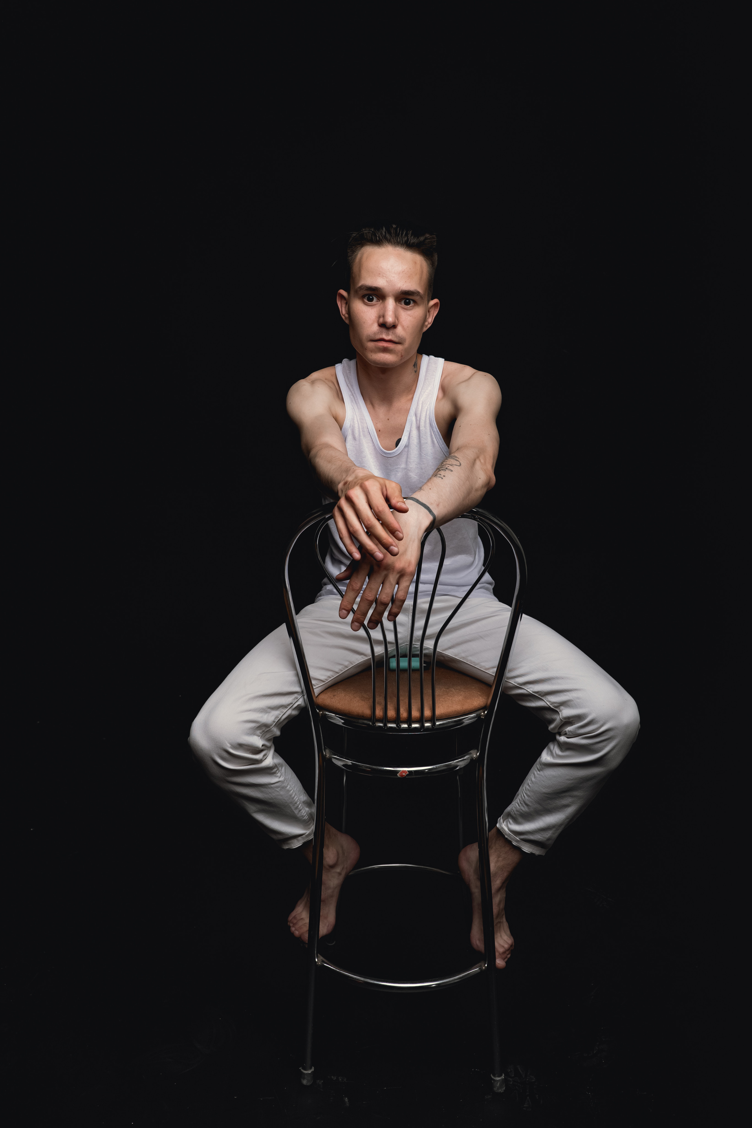 Егор. Контент съемка в черной циклораме. Фотосессия в Спб в студии, фотограф Панютина Марина