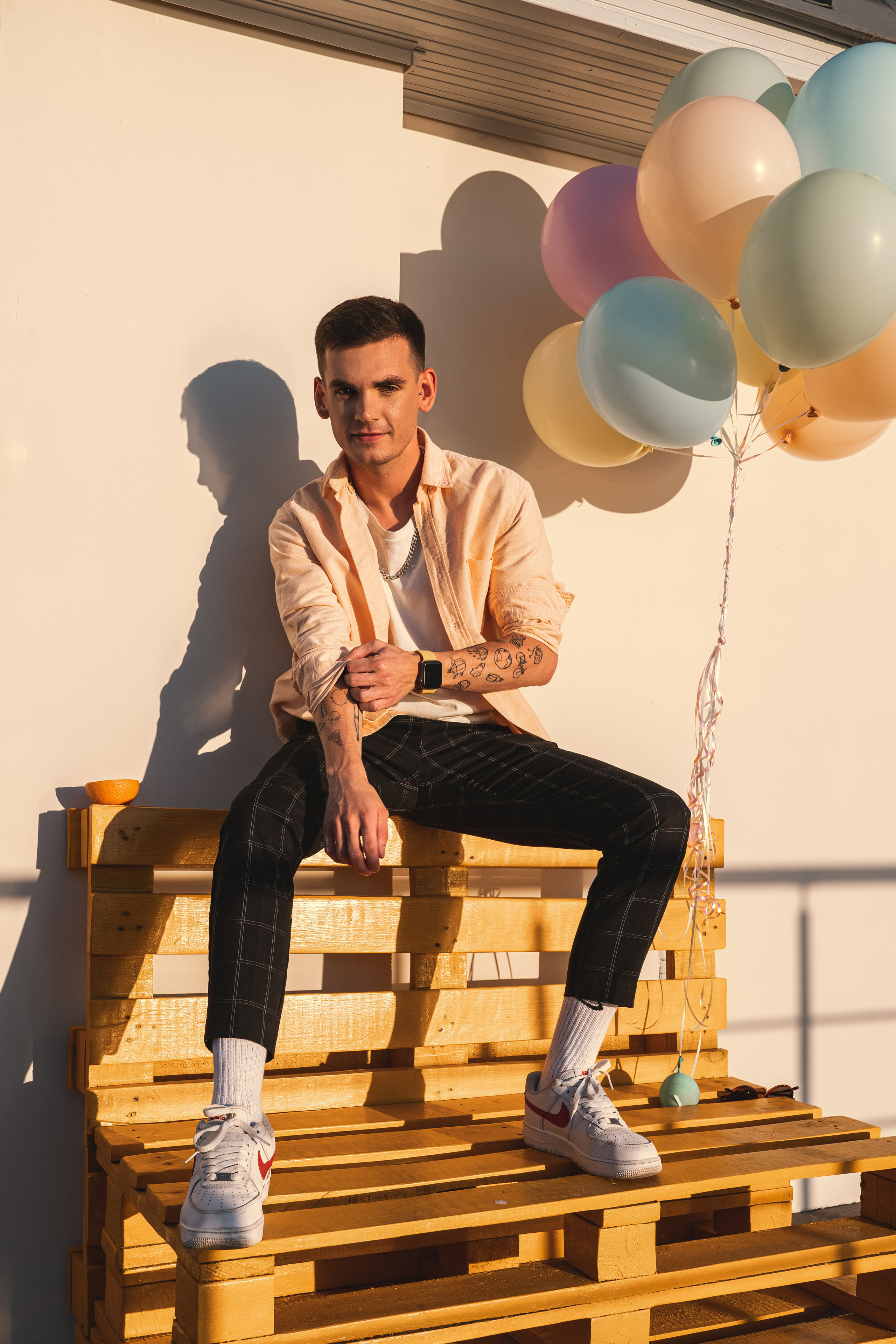 Вадим — крыши Спб на закате. Фотосессия в Спб в студии, фотограф Панютина Марина