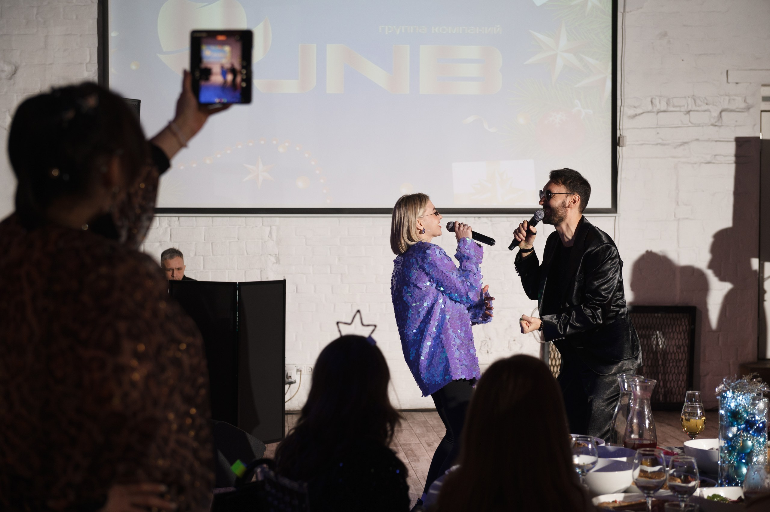 Новогодний корпоратив в стиле Неоновая вечеринка. Праздничное агентство ПИОН