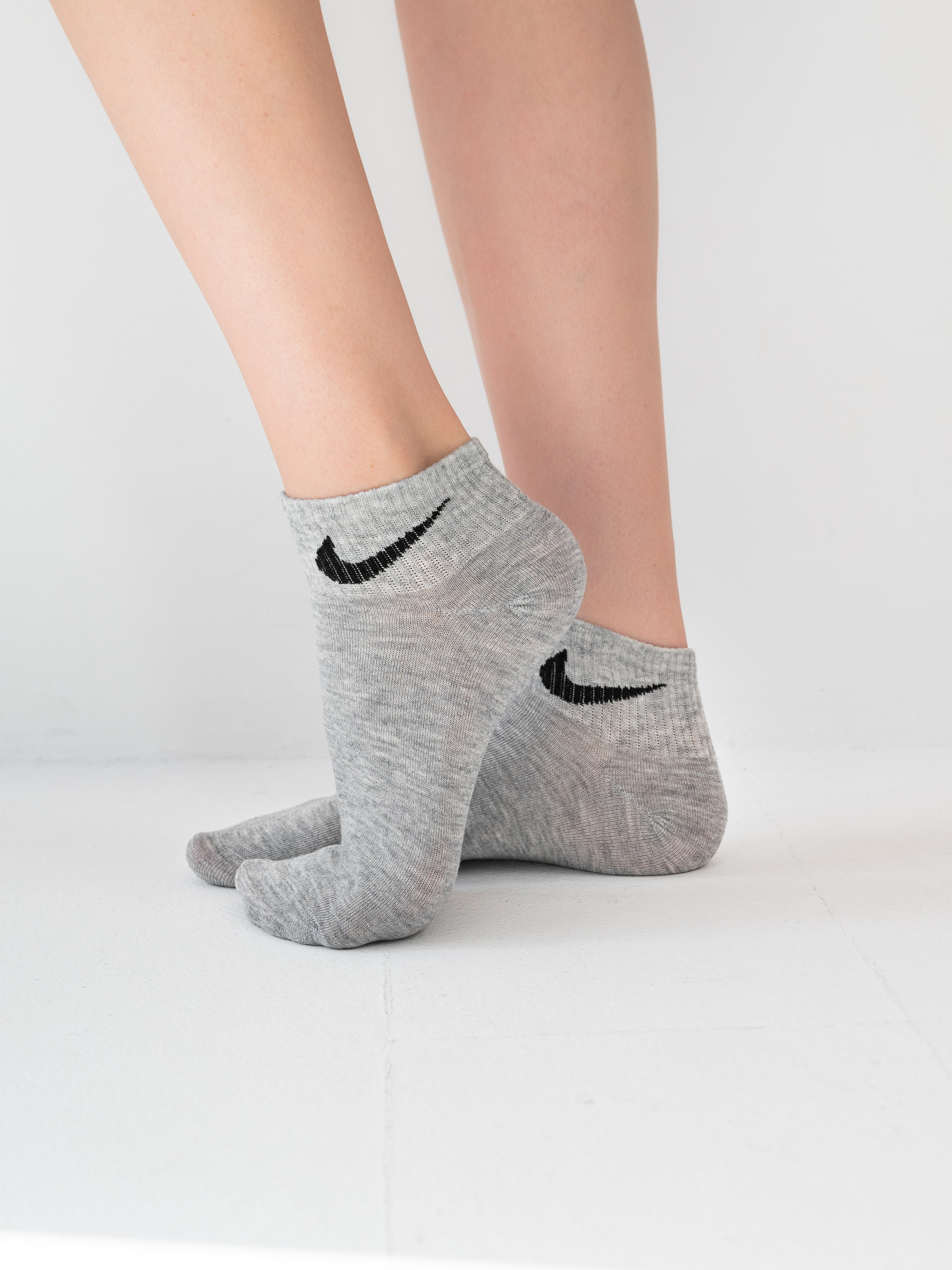 Носки съемка в студии (модель+предметка). Предметный фотограф, фото для маркетплейсов Пятигорск, КМВ