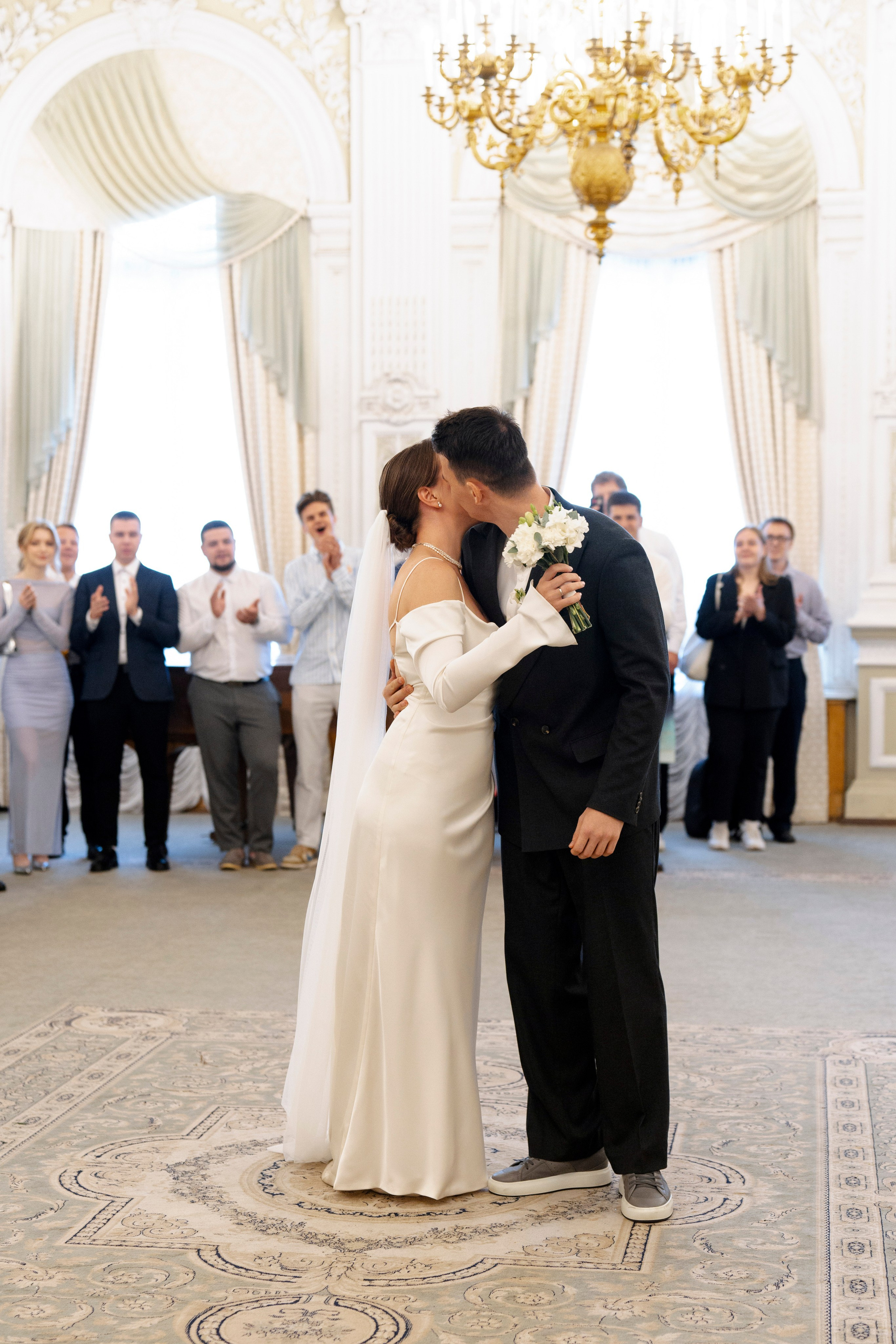 Лёня и Юля. Питер. От утра в отеле до вечеринки в ресторане на заливе. Цифра и плёнка. Свадебный фотограф Катерина Чулкова