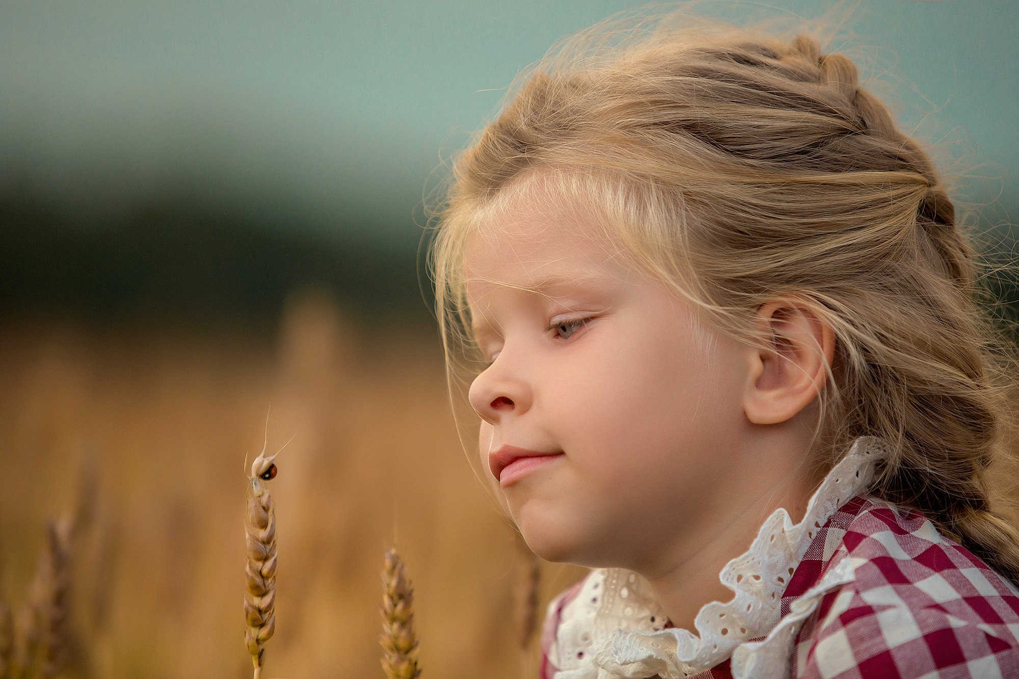 Босиком по полю. Фотограф в Екатеринбурге Наталья Русских