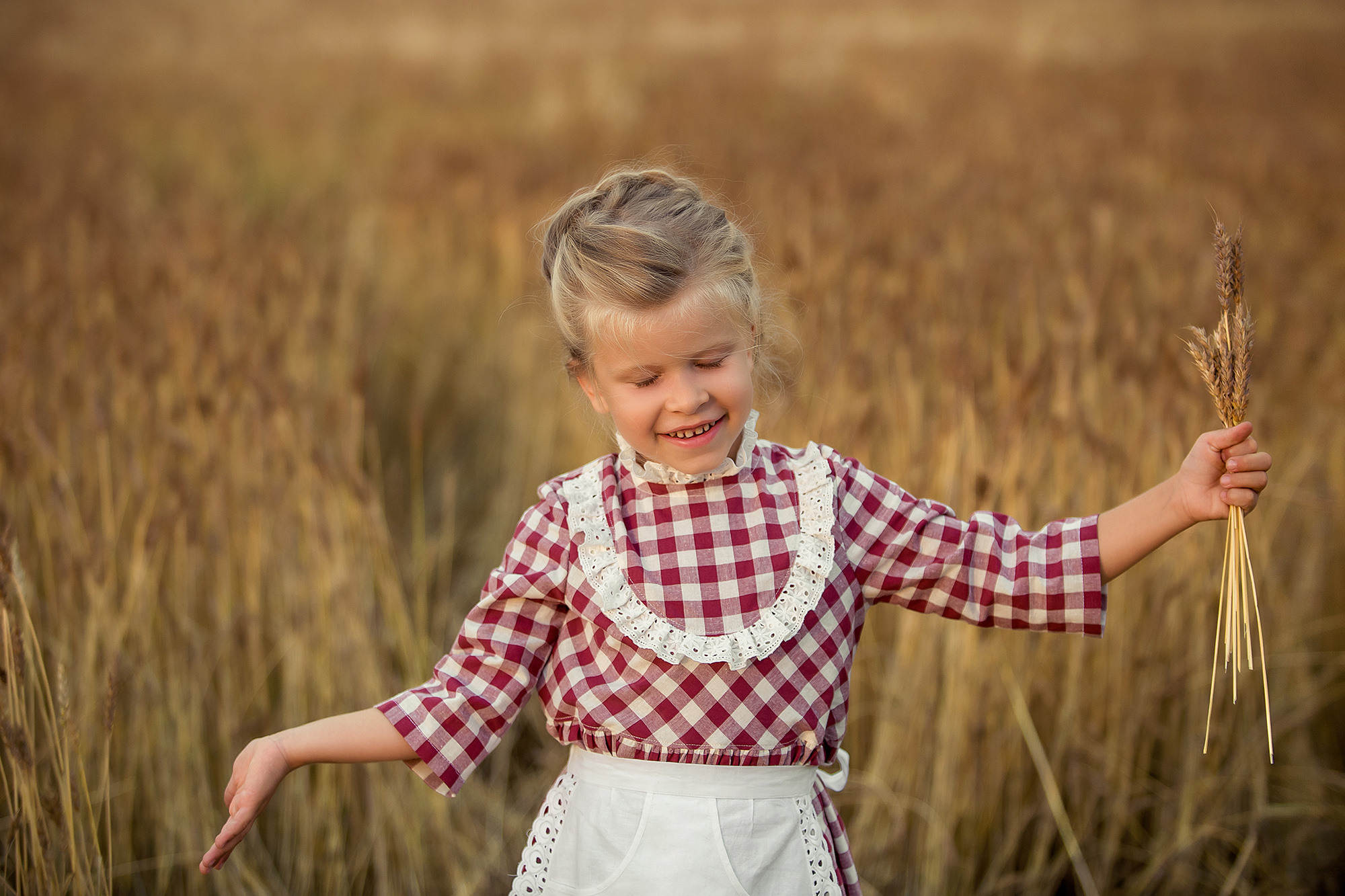 Босиком по полю. Фотограф в Екатеринбурге Наталья Русских