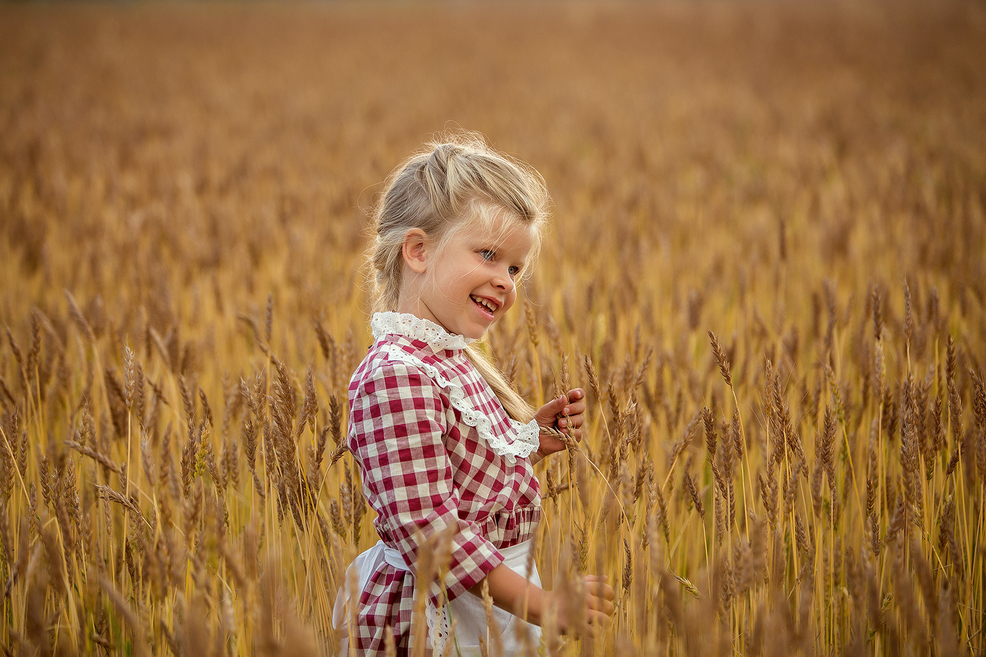 Босиком по полю. Фотограф в Екатеринбурге Наталья Русских