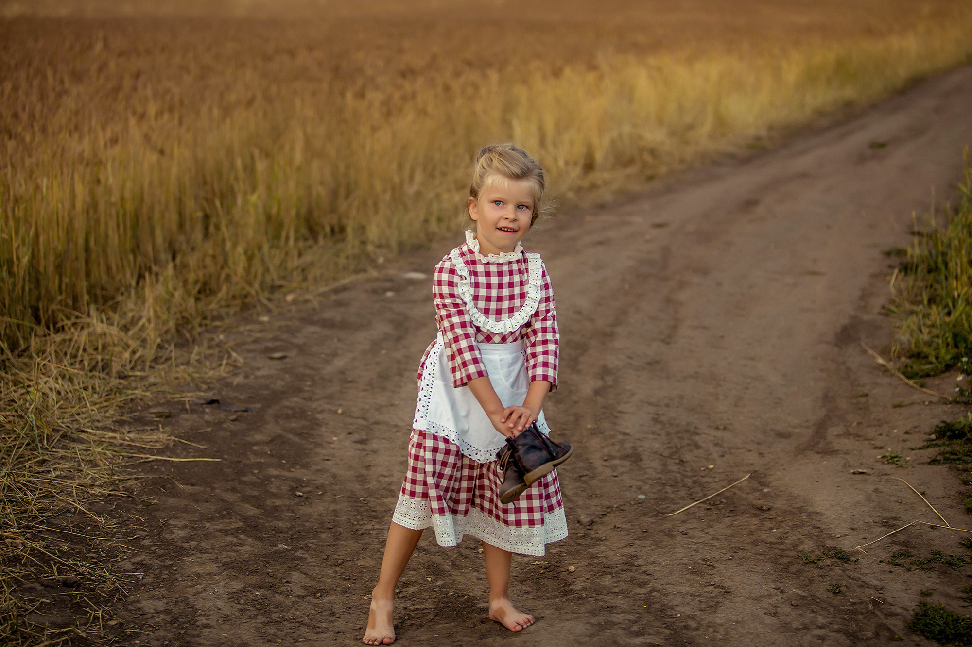 Босиком по полю. Фотограф в Екатеринбурге Наталья Русских