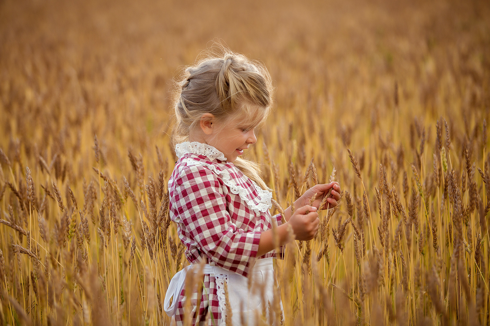 Босиком по полю. Фотограф в Екатеринбурге Наталья Русских