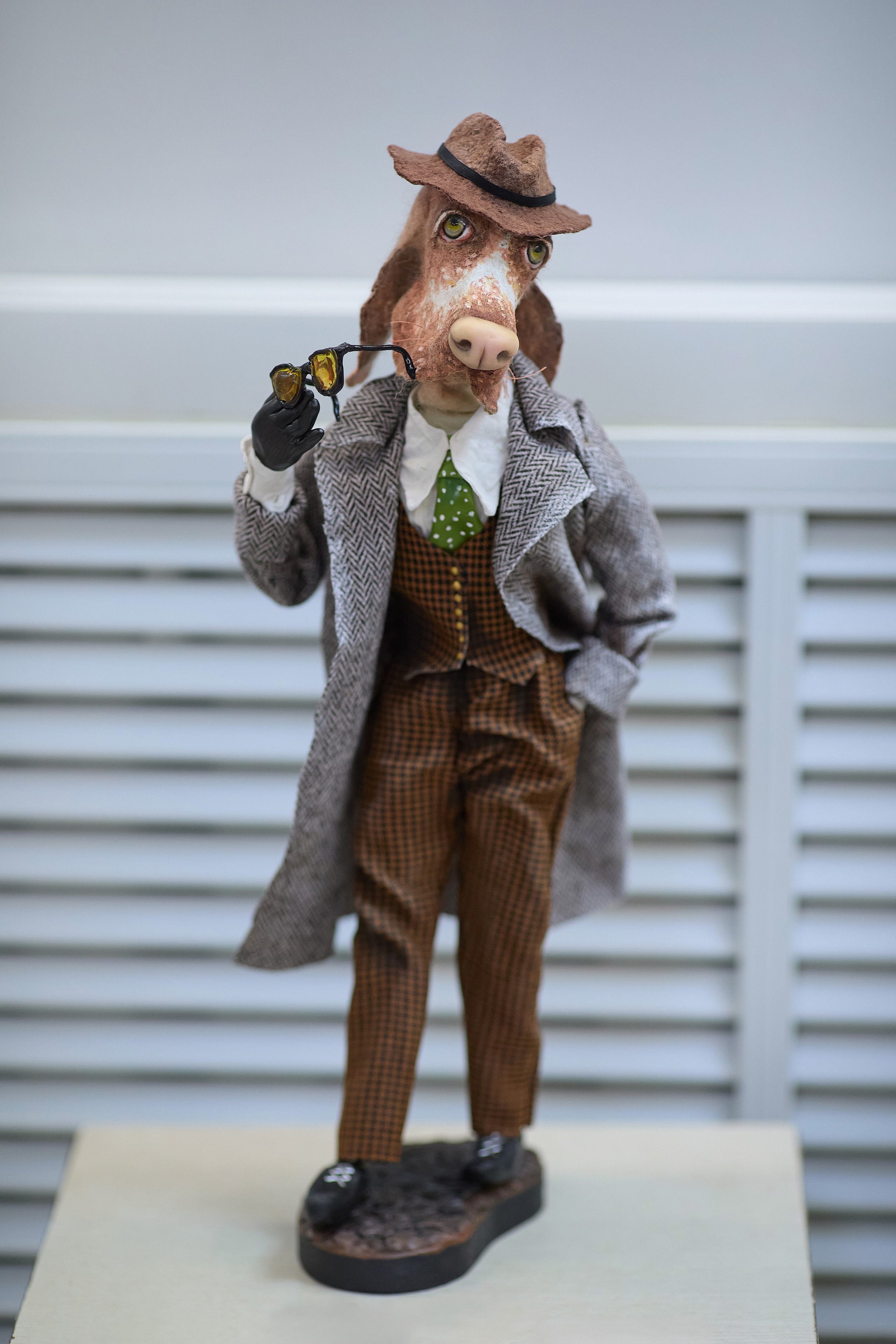 Фигурка с курящей собакой-джентльменом в костюме