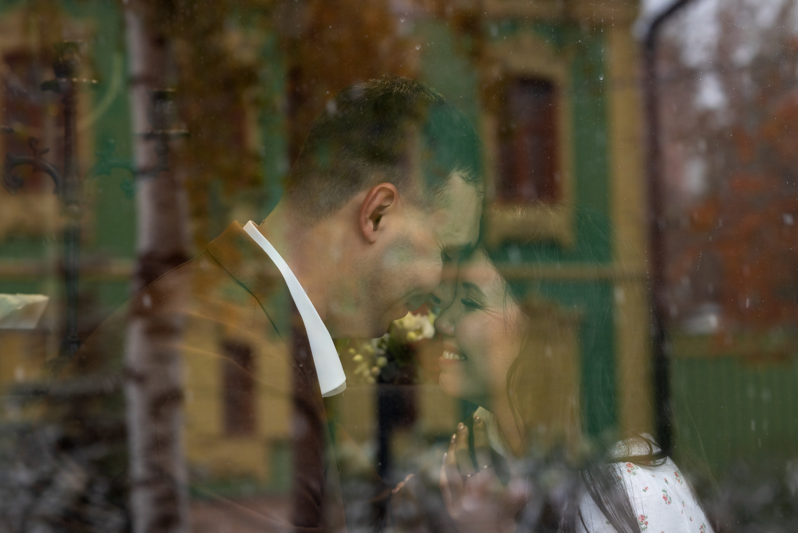 Свадебная фотосъемка в Тюмени, в Граце, лав-стори, пара в кафе, фото через стекло