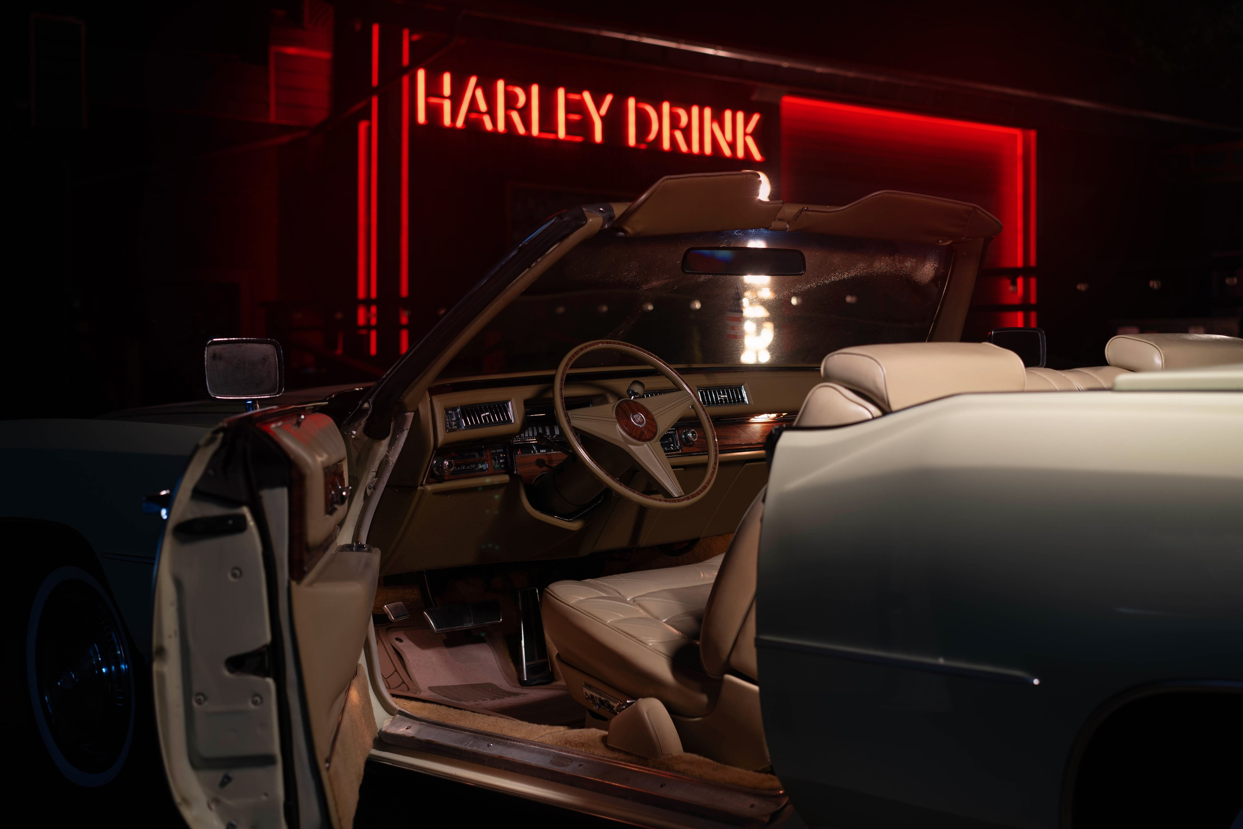 Бежевый салон из кремовой кожи автомобиля Cadillac