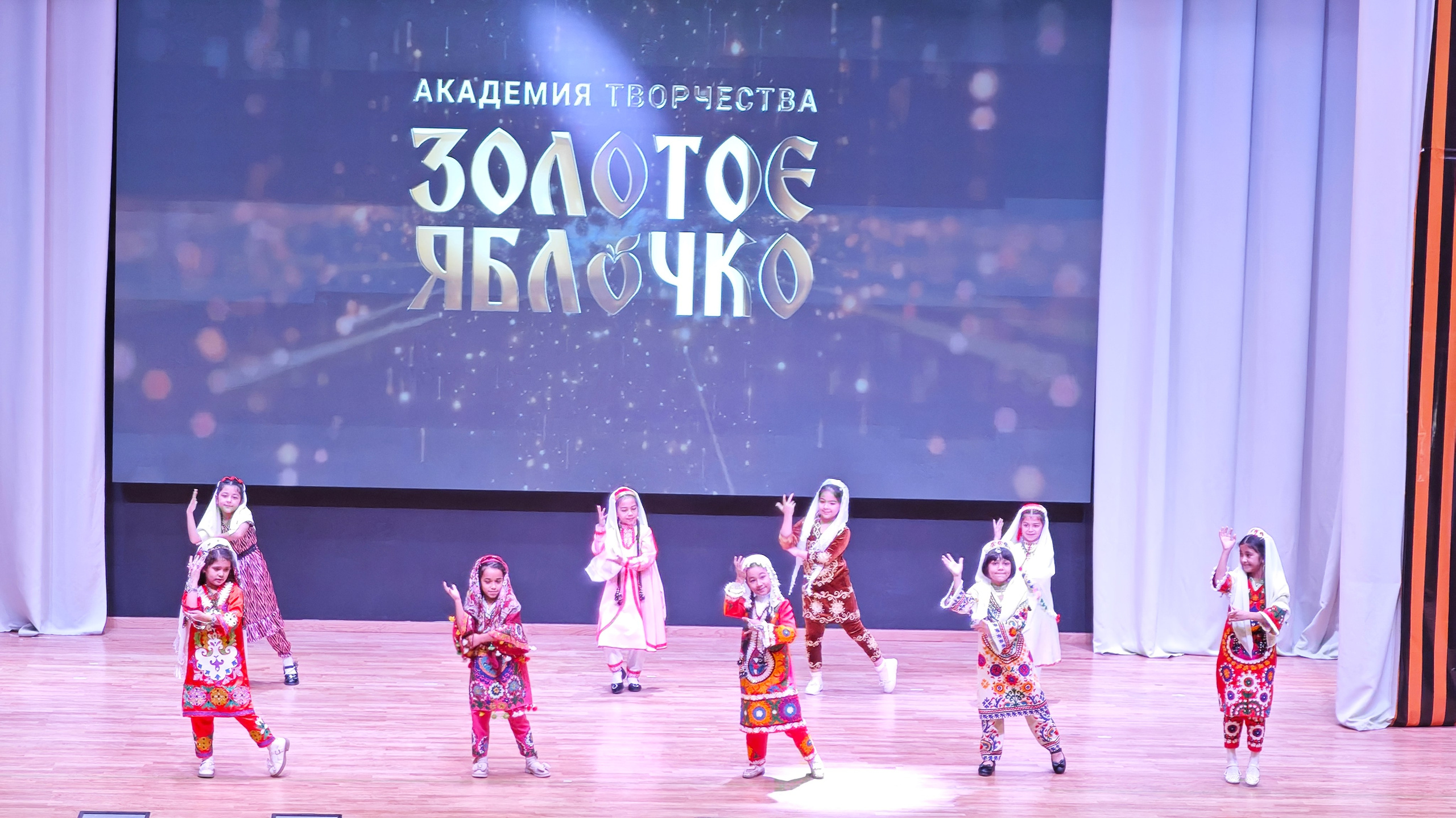 1 ноября 2025 г, г. Бохтар, Таджикистан. Золотое яблочко