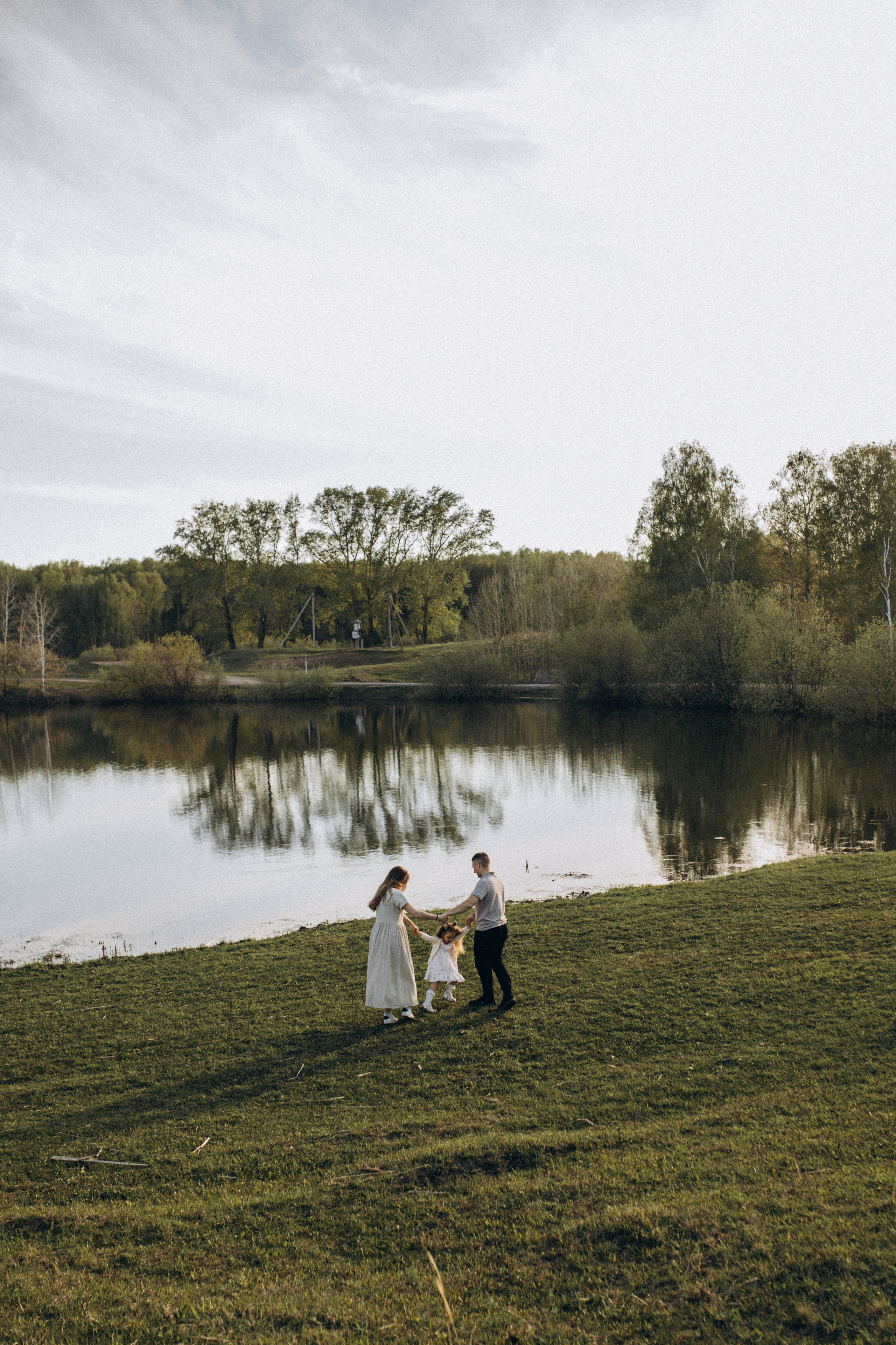 Прогулка у озера. Семейный фотограф lifestyle в Новосибирске Елена Шпилевая