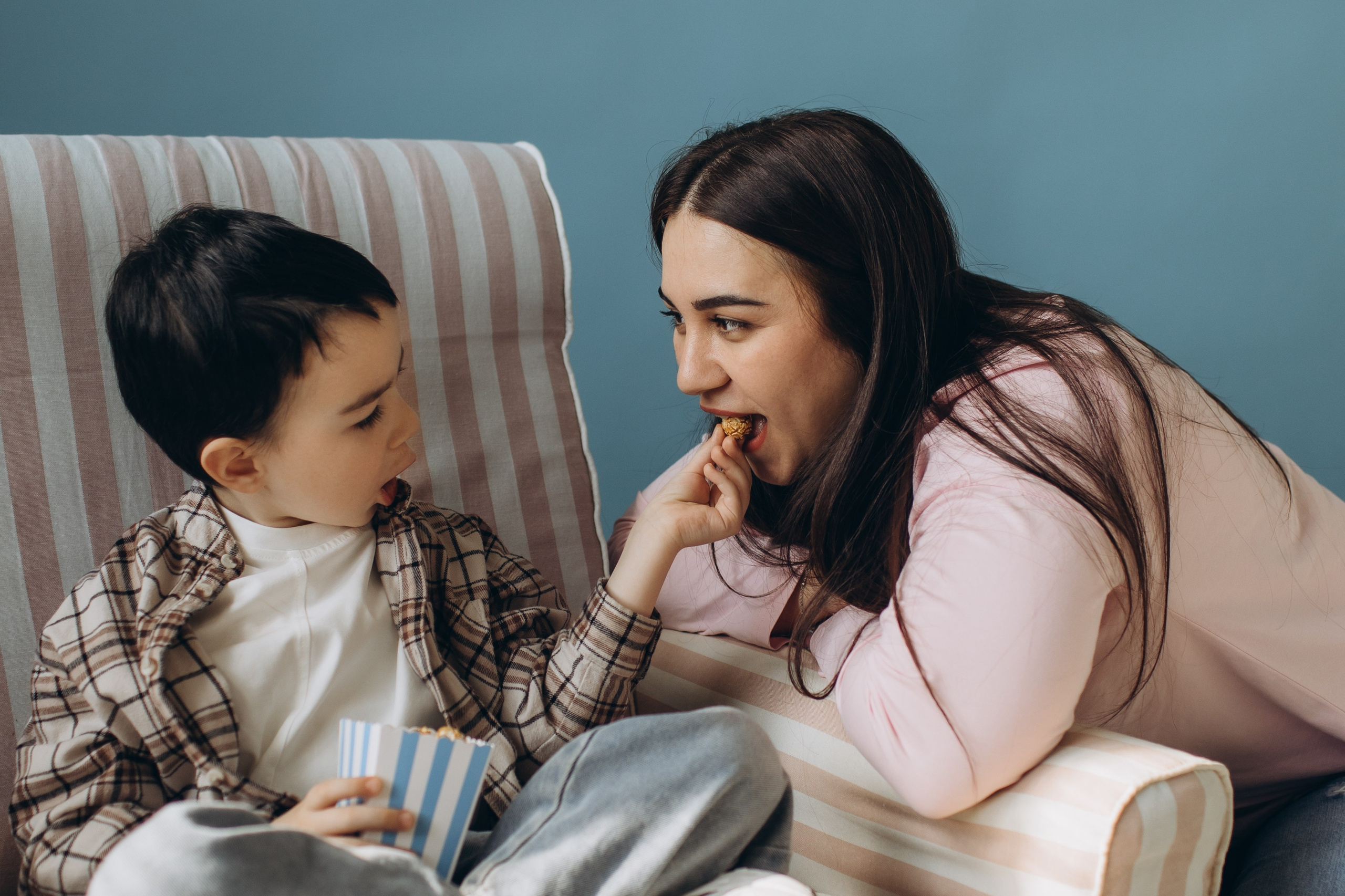 Фотосессия с попкорном фотосессия мама и сын. Фотограф Владимир Москва