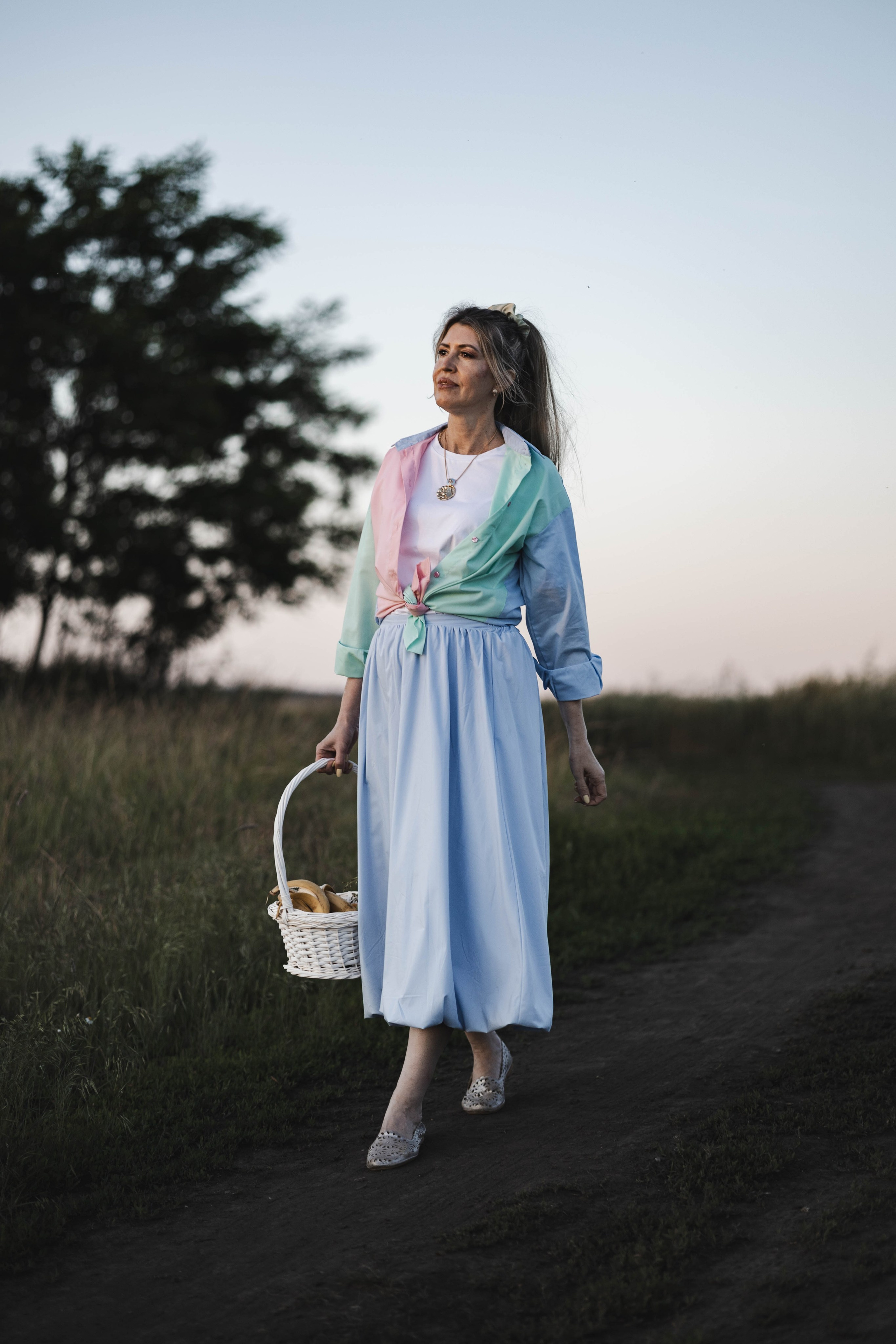 Внучка и бабуля прогулка на природе. Коммерческий фотограф