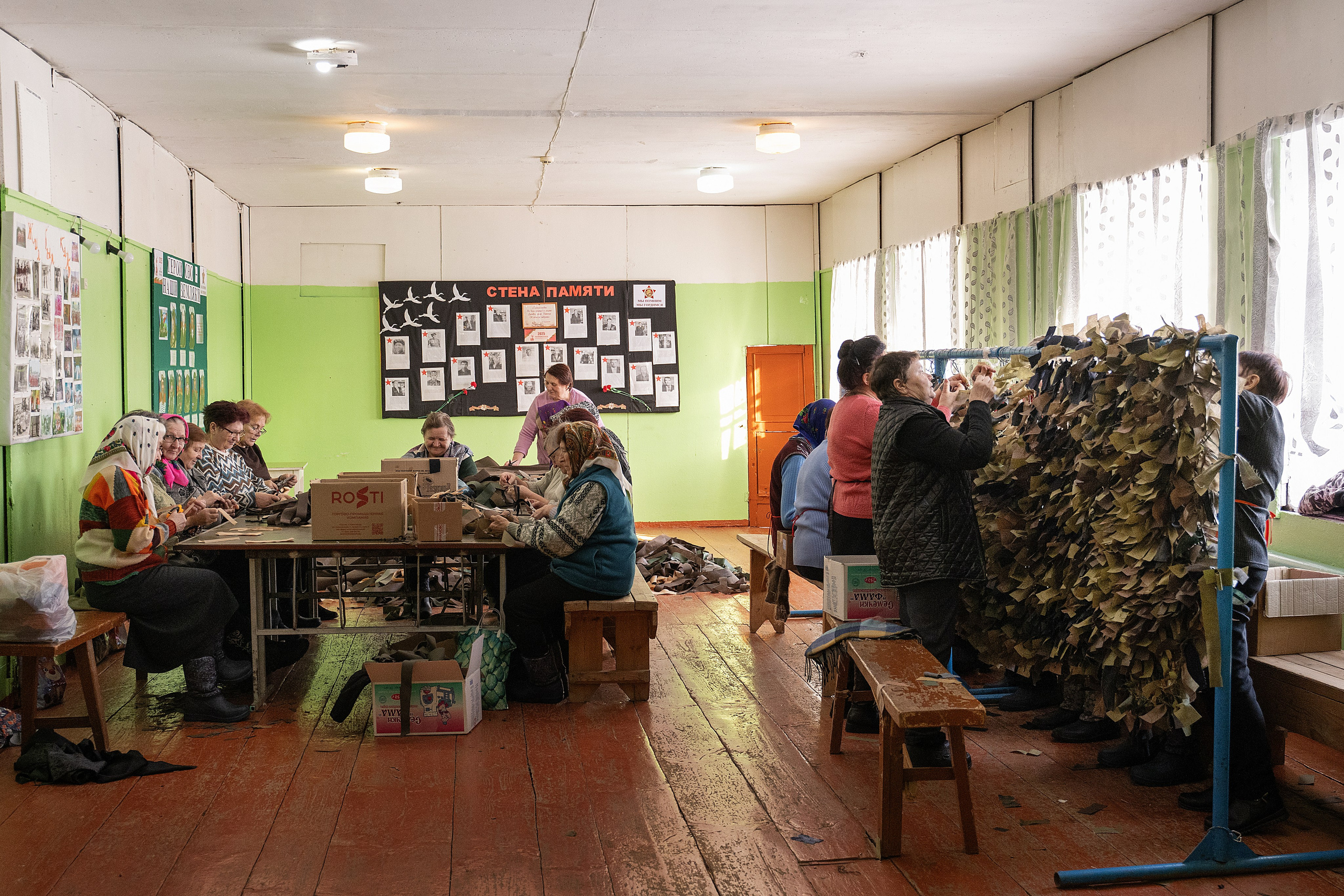 Современные труженницы тыла-женщины в плетут маскировочные сети. Главная