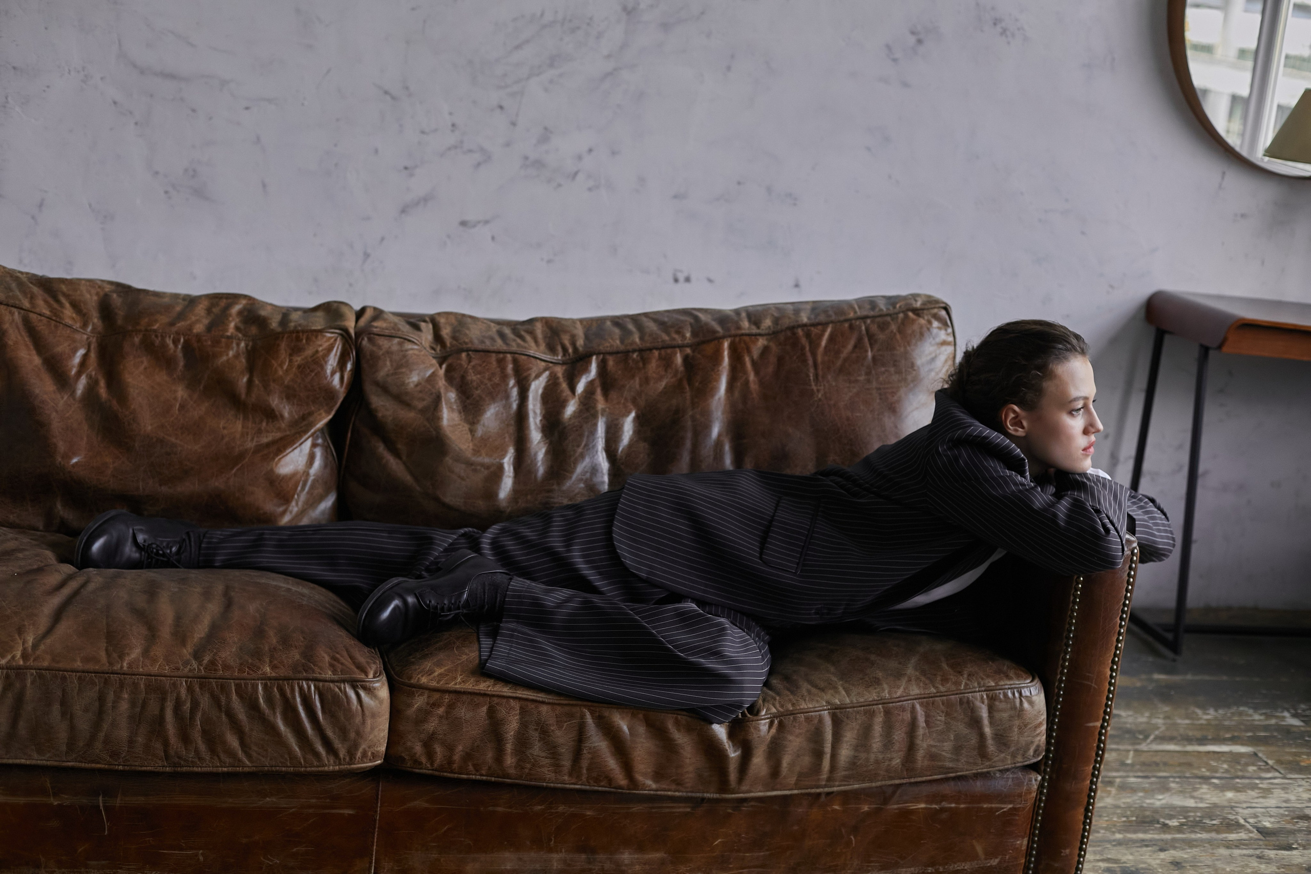 Фотограф в Москве. Студия. Студийный портрет. Девушка в пиджаке. Девушка на кожаном диване. Красивая девушка в мужском костюме. Женский портрет.