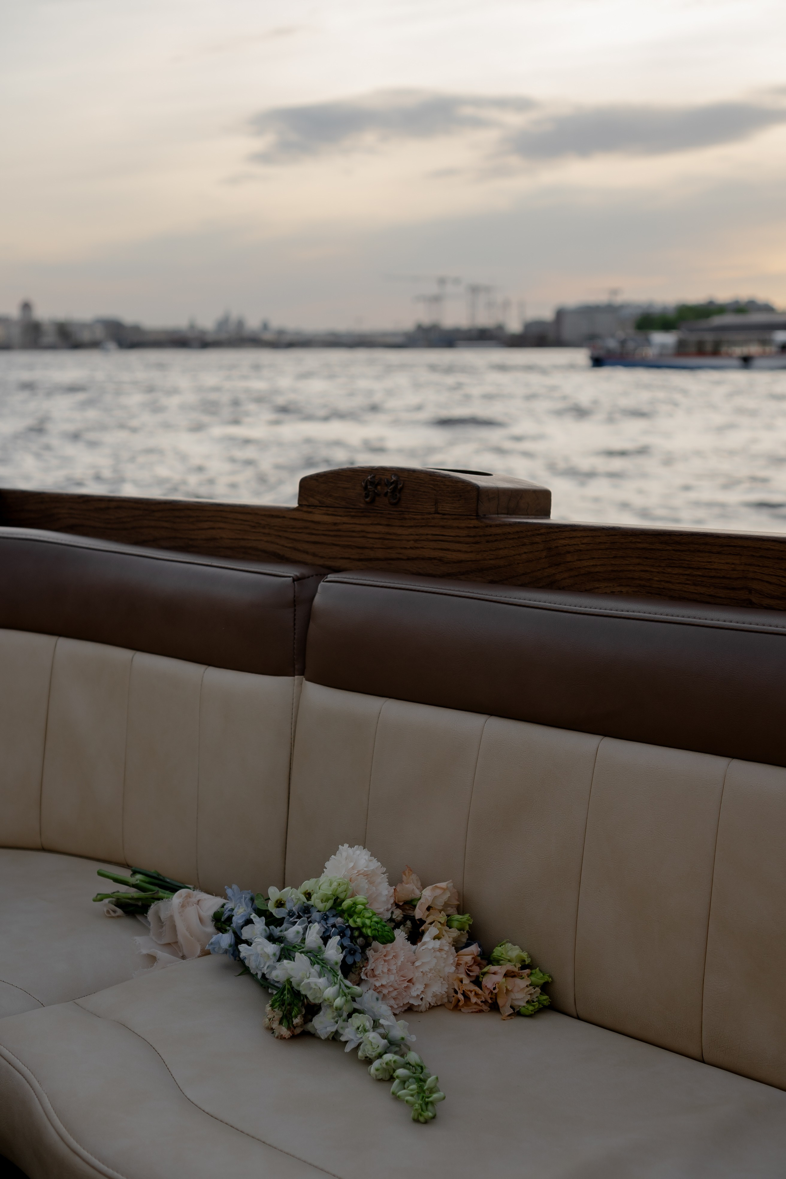 СВАДЕНБНАЯ СЬЕМКА НА КАТЕРЕ ПО КАНАЛАМ САНКТ-ПЕТЕРБУРГА И В АКВАТОРИИ НЕВЫ. Профессиональный фотограф, Санкт-Петербург — Виктория Богомолова