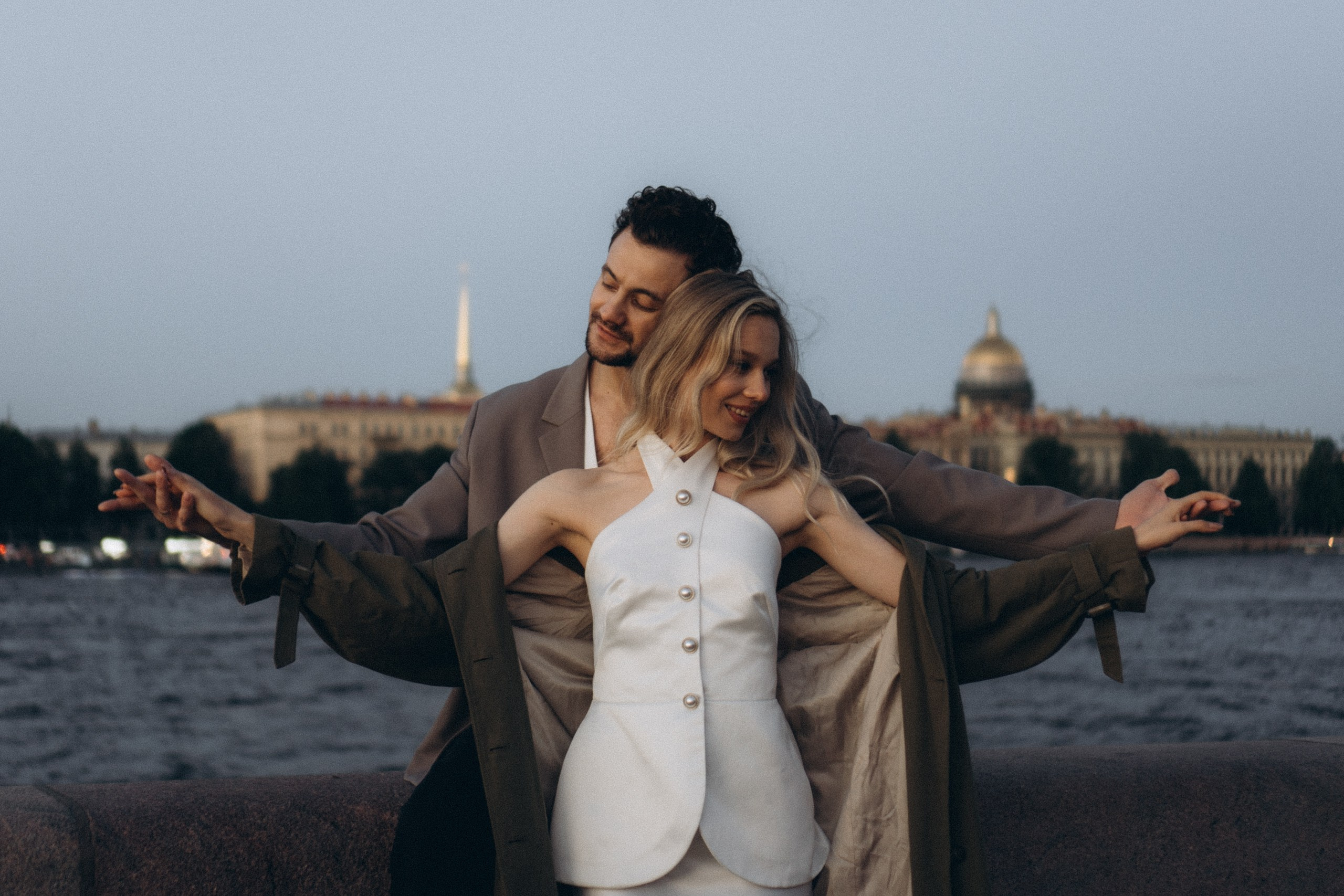 СВАДЕБНАЯ СЬЕМКА ПАРЫ НА РАССВЕТЕ В БЕЛЫЕ НОЧИ И ПРОГУЛКА С РАЗВОДНЫМИ МОСТАМИ И ПИКНИК ВОЗЛЕ ИСАКИЕВСКОГО СОБОРА. Профессиональный фотограф, Санкт-Петербург — Виктория Богомолова