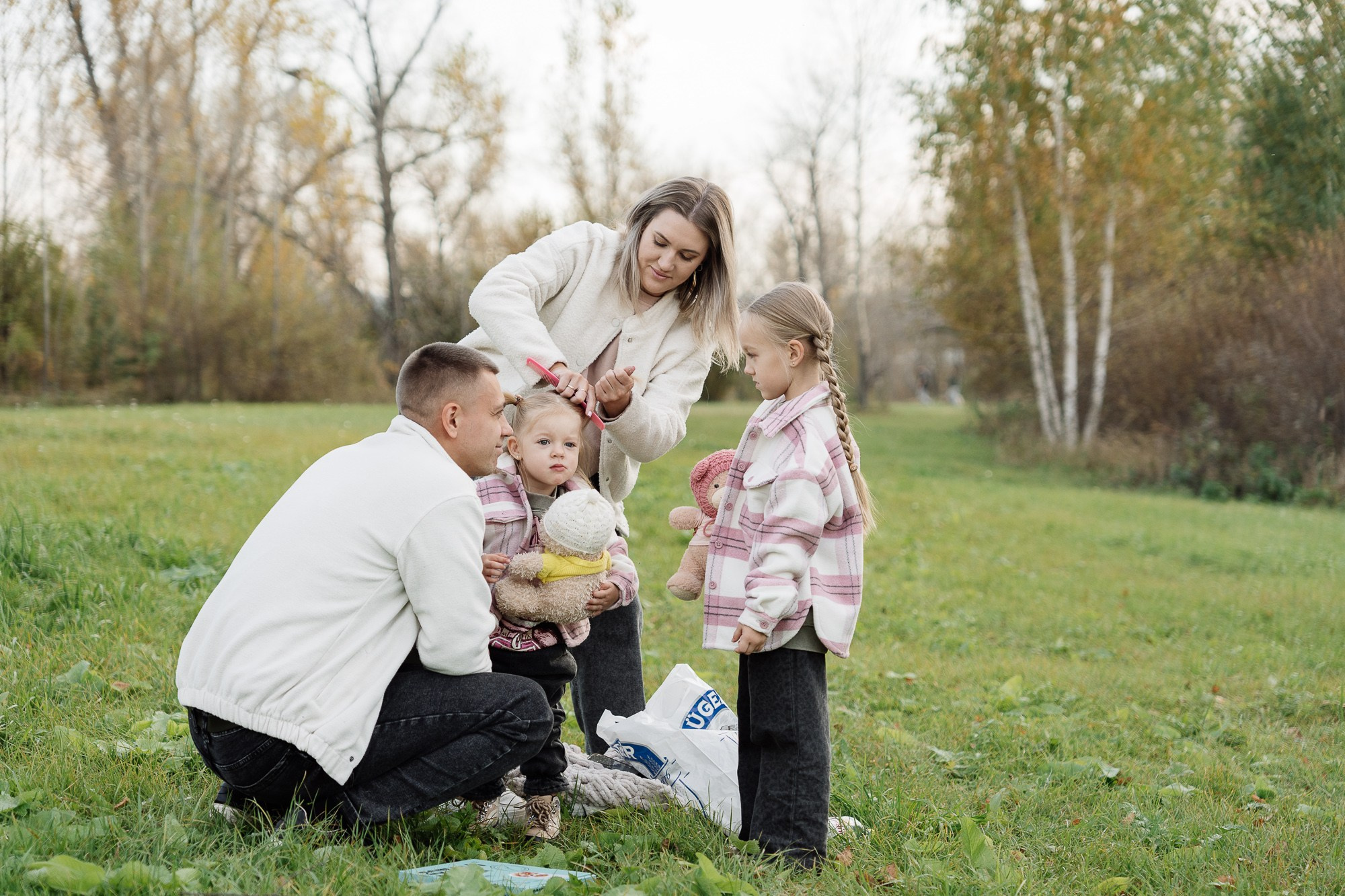 Мира и Тая на прогулке с родителями. Фотограф в Красноярске. Юлия Чаушанская