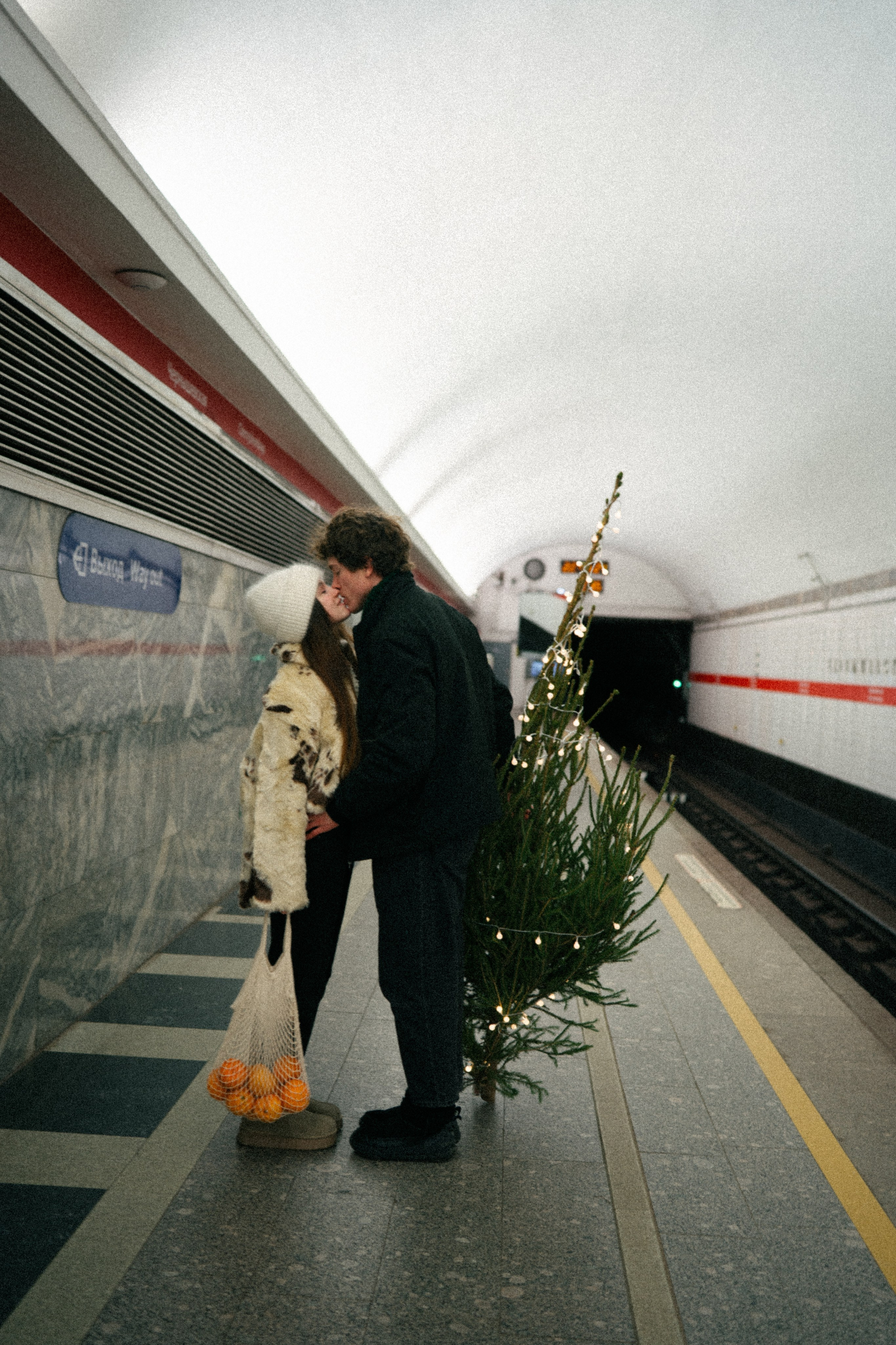 НОВОГОДНЯЯ ПРОГУЛКА ПАРЫ ПО ЧЕРНЫШЕВСКОЙ ПЕРЕД НОВЫМ ГОДОМ. Профессиональный фотограф, Санкт-Петербург — Виктория Богомолова