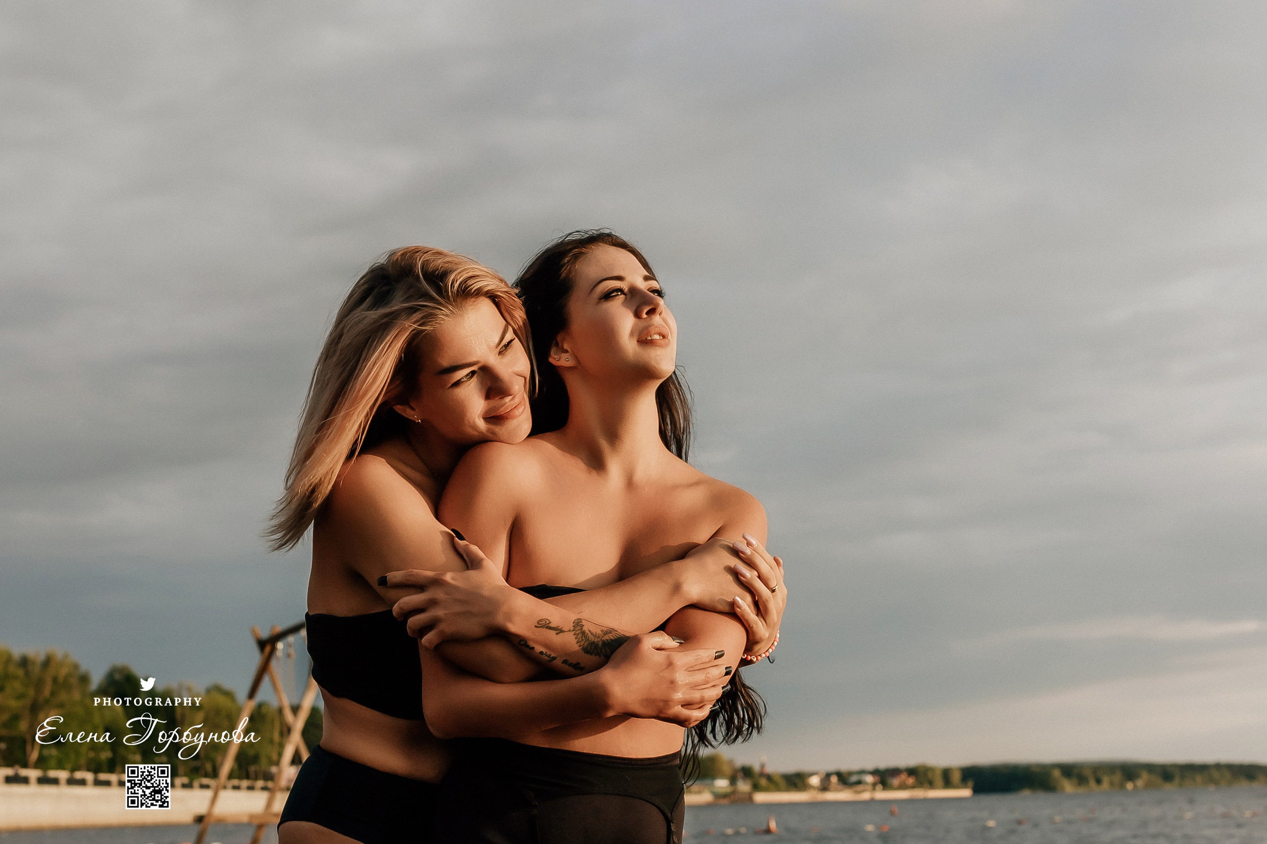 Черная серия с тканью. Набережная. Александра и Таисия. Июль 2025 г. Фотограф Пермь. Свадьбы. Семья и дети, школа, д. сад. Фотокниги