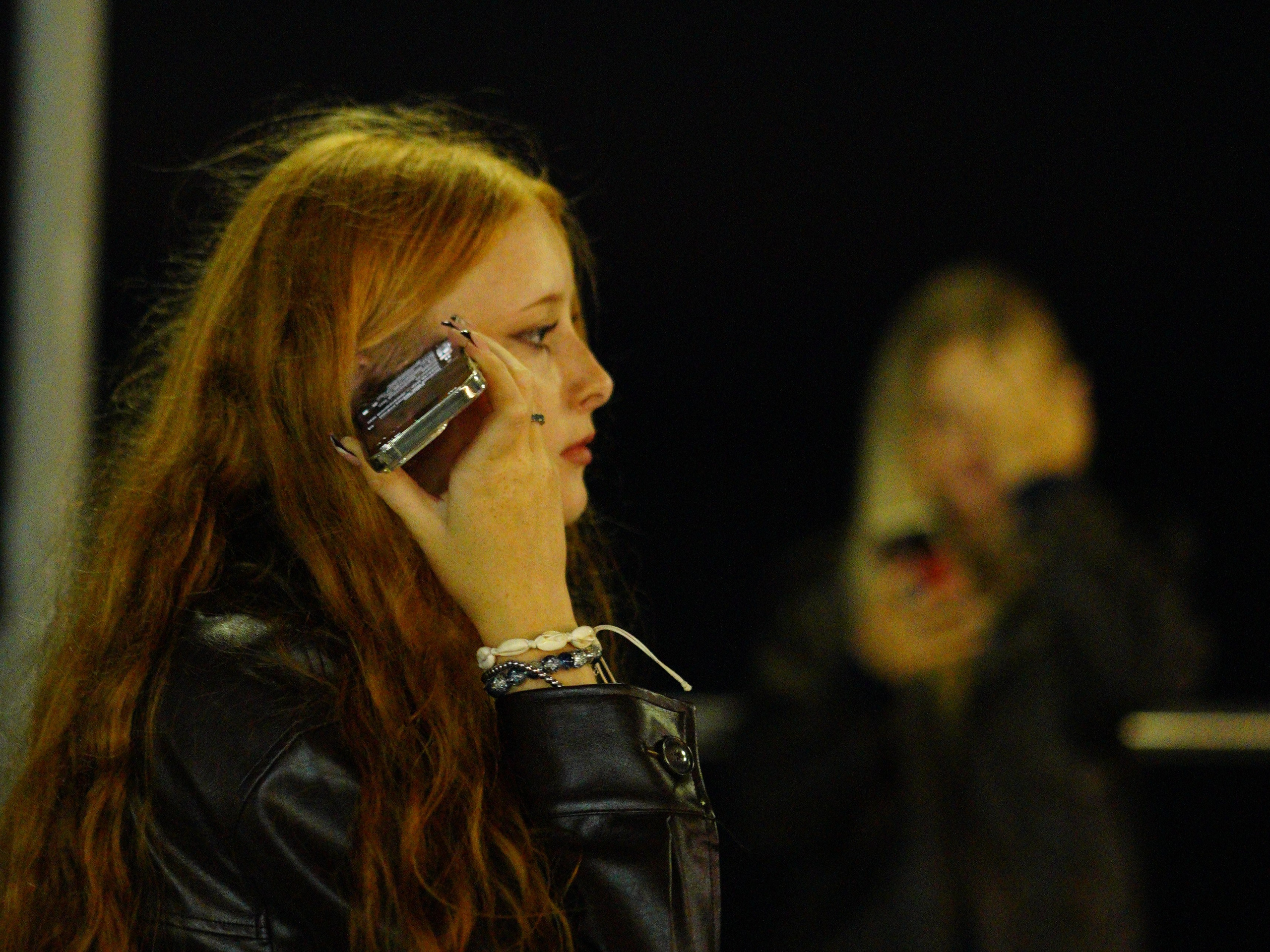Блондинка и рыженькая красотка на пирсе. Фотограф Владивосток (художественный портрет, празднование, торжество, мероприятие, фотопрогулка)