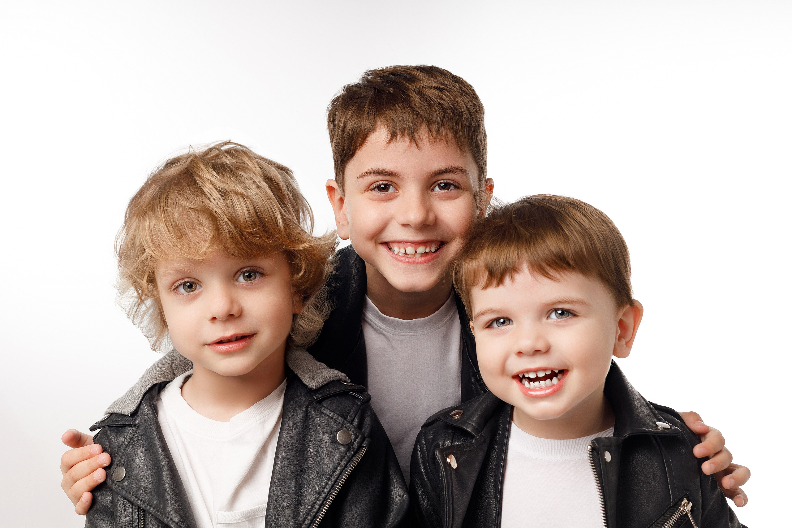 Фотосессия братьев в Сочи от детского фотографа. Детский студийный фотограф Сочи