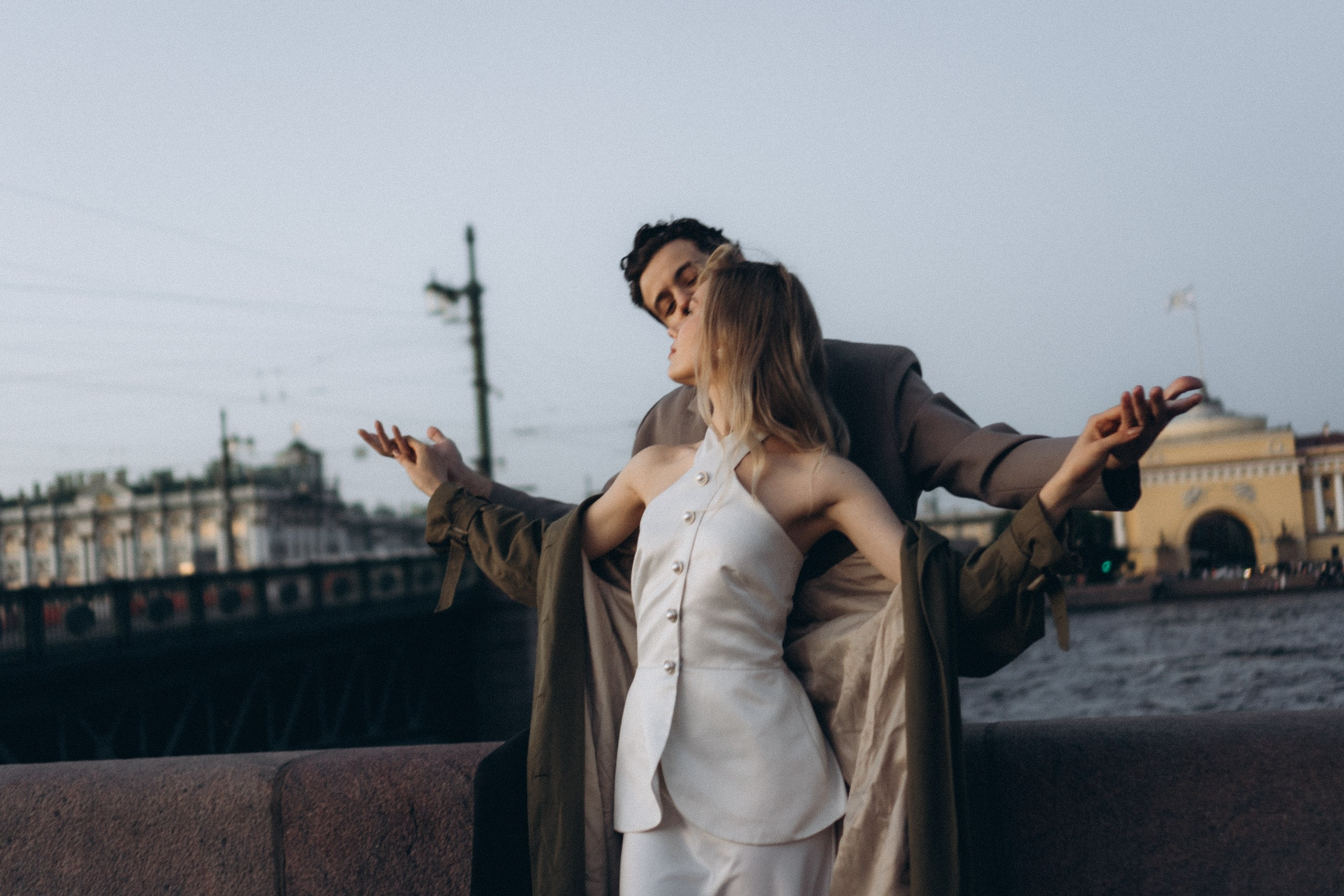 СВАДЕБНАЯ СЬЕМКА ПАРЫ НА РАССВЕТЕ В БЕЛЫЕ НОЧИ И ПРОГУЛКА С РАЗВОДНЫМИ МОСТАМИ И ПИКНИК ВОЗЛЕ ИСАКИЕВСКОГО СОБОРА. Профессиональный фотограф, Санкт-Петербург — Виктория Богомолова