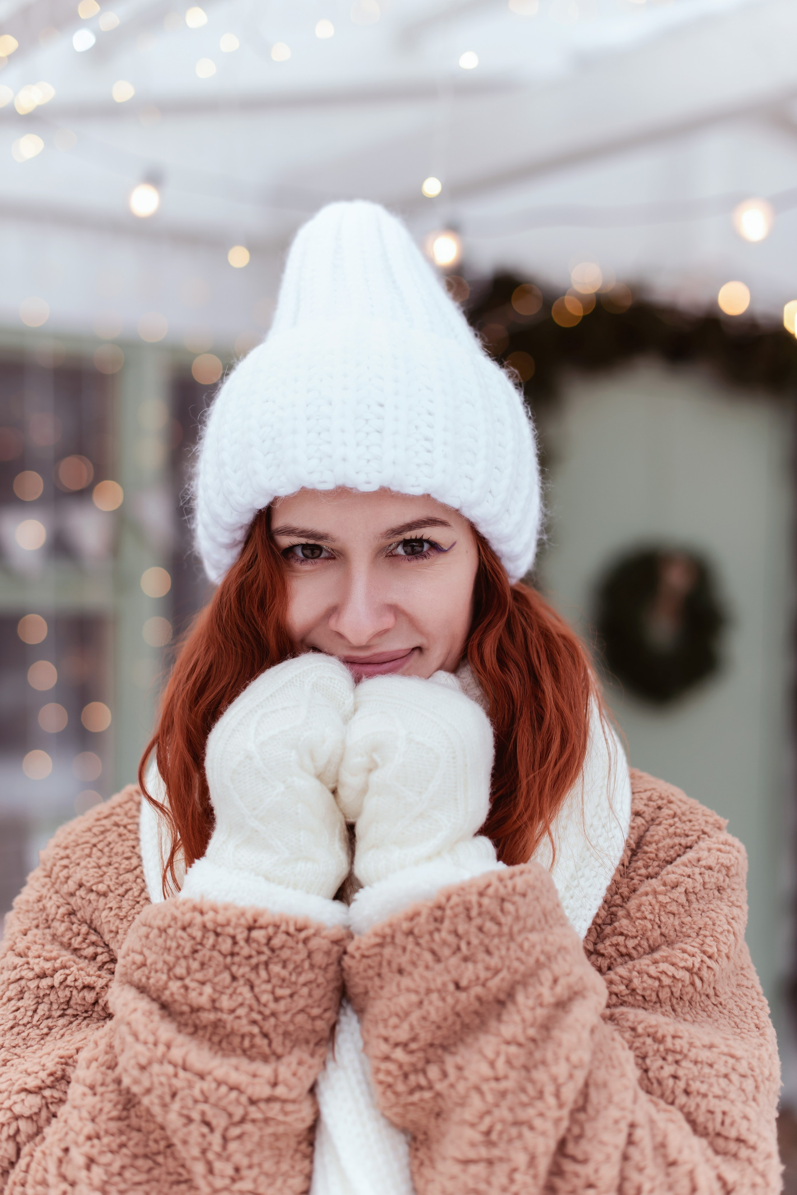 Девушка в стильном образе стоит у входа в современную фотостудию, уличная съемка,  Фотограф Королёв Алёна Макеева