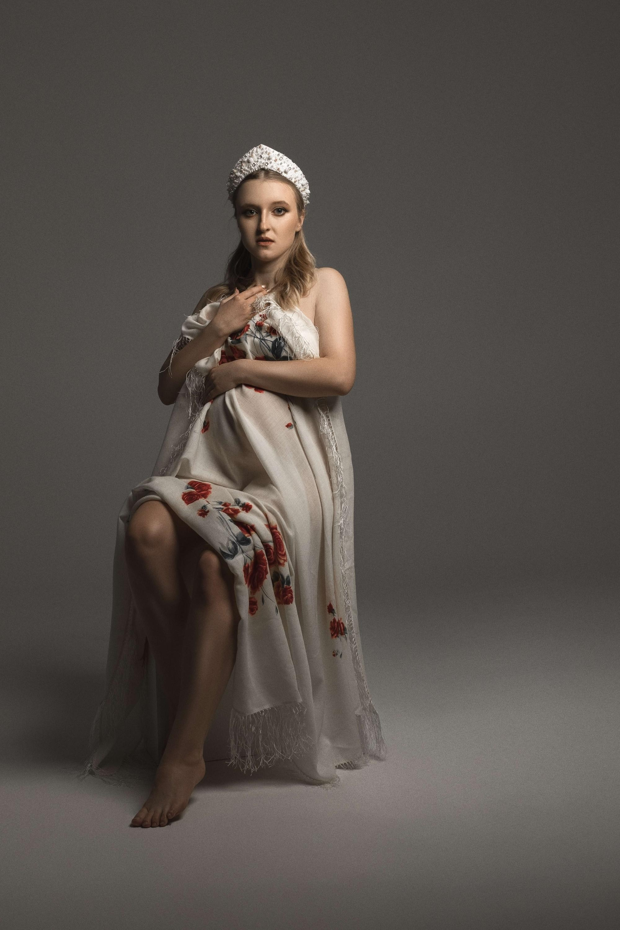 стильная фотосессия беременности в фотостудии, фотосъемка беременных в Тамбове, фотограф беременных, фотографии красивой беременности, фотосессия беременной в красивом платье, гардероб для фотосъемки беременности, фотосъемка беременности в кокошнике и в русско-народном стиле, фотограф беременности и материнства Марина Смаль, портрет беременной женщины