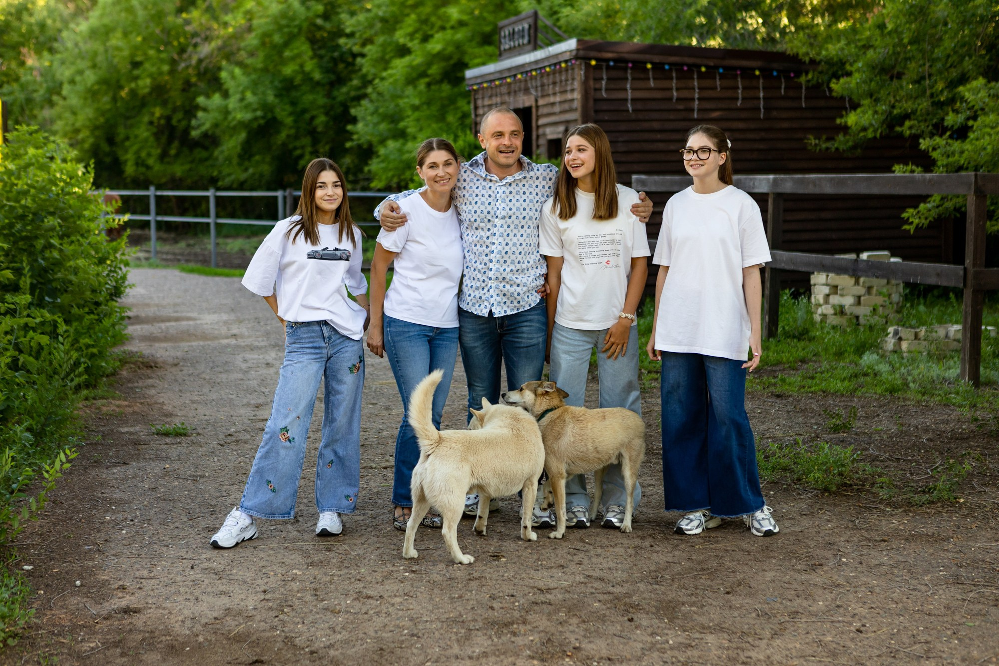 Семейная фотосессия в конном клубе. Фотограф в Оренбурге. Профессиональный фотограф