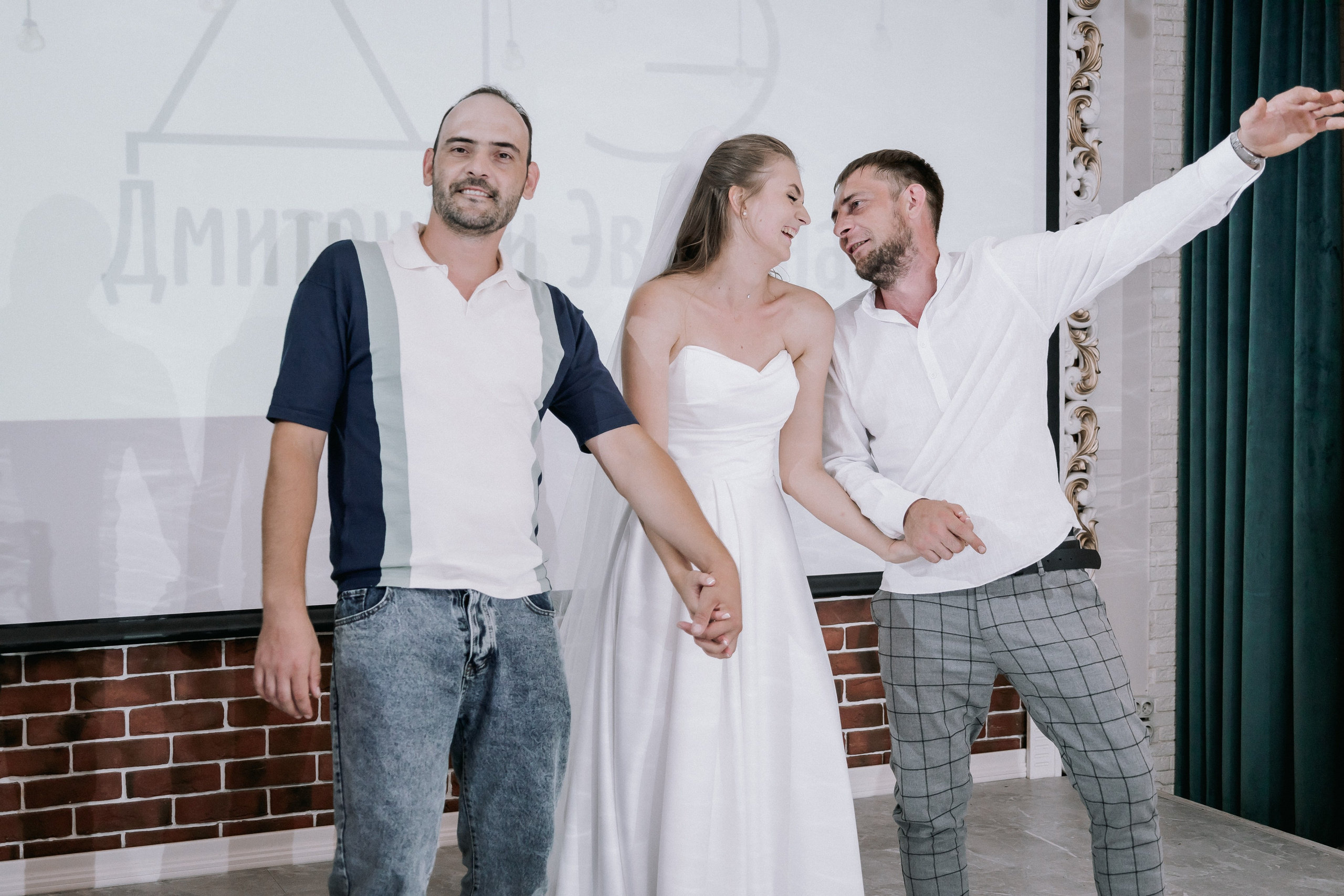 Свадебная прогулка. Эвелина и Дмитрий. Свадебная фотография. Арина Рубах