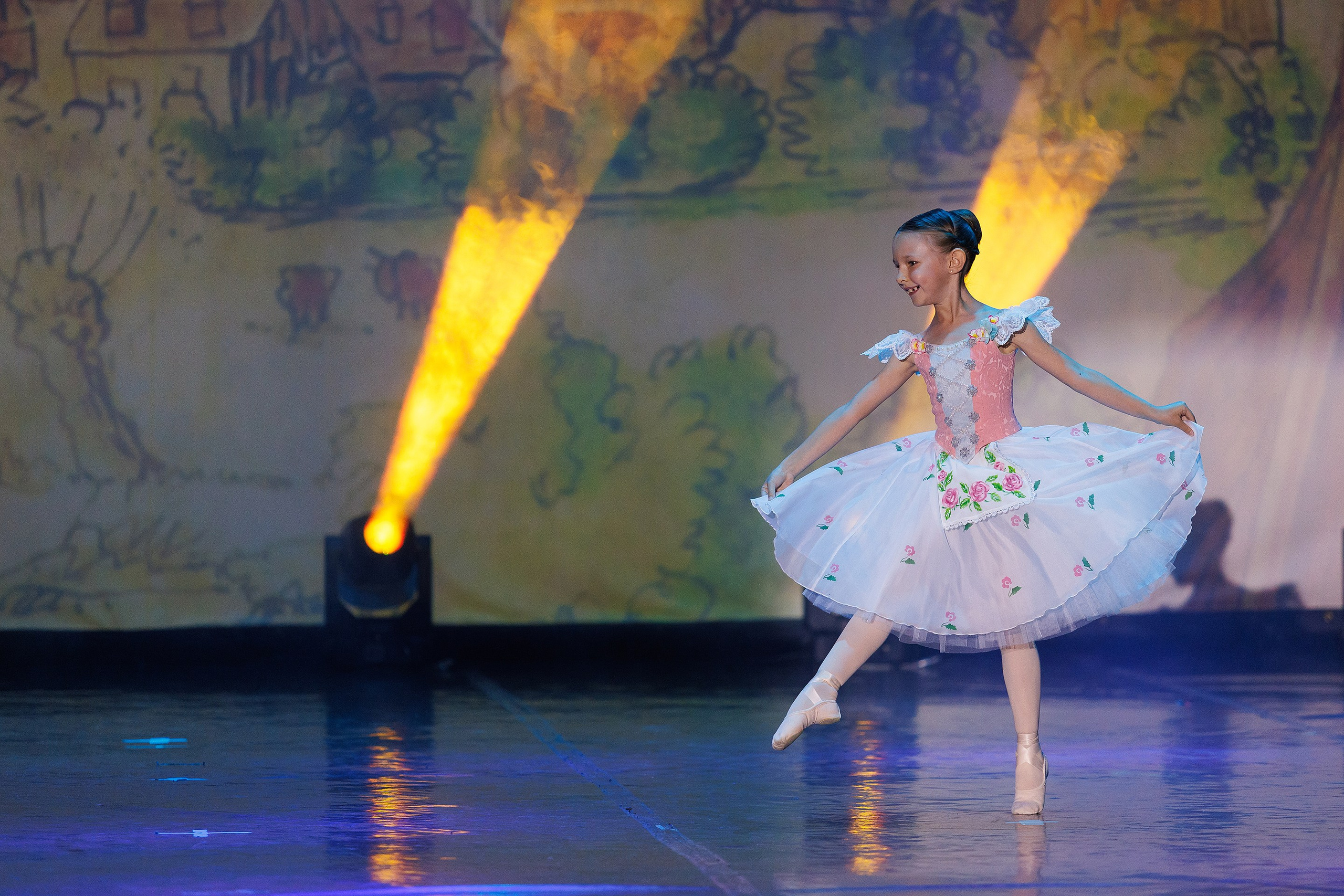 Репортажная фотосъемка отчетного концерта студии танцвев LilBallerine. Профессиональный фотограф в Новосибирске