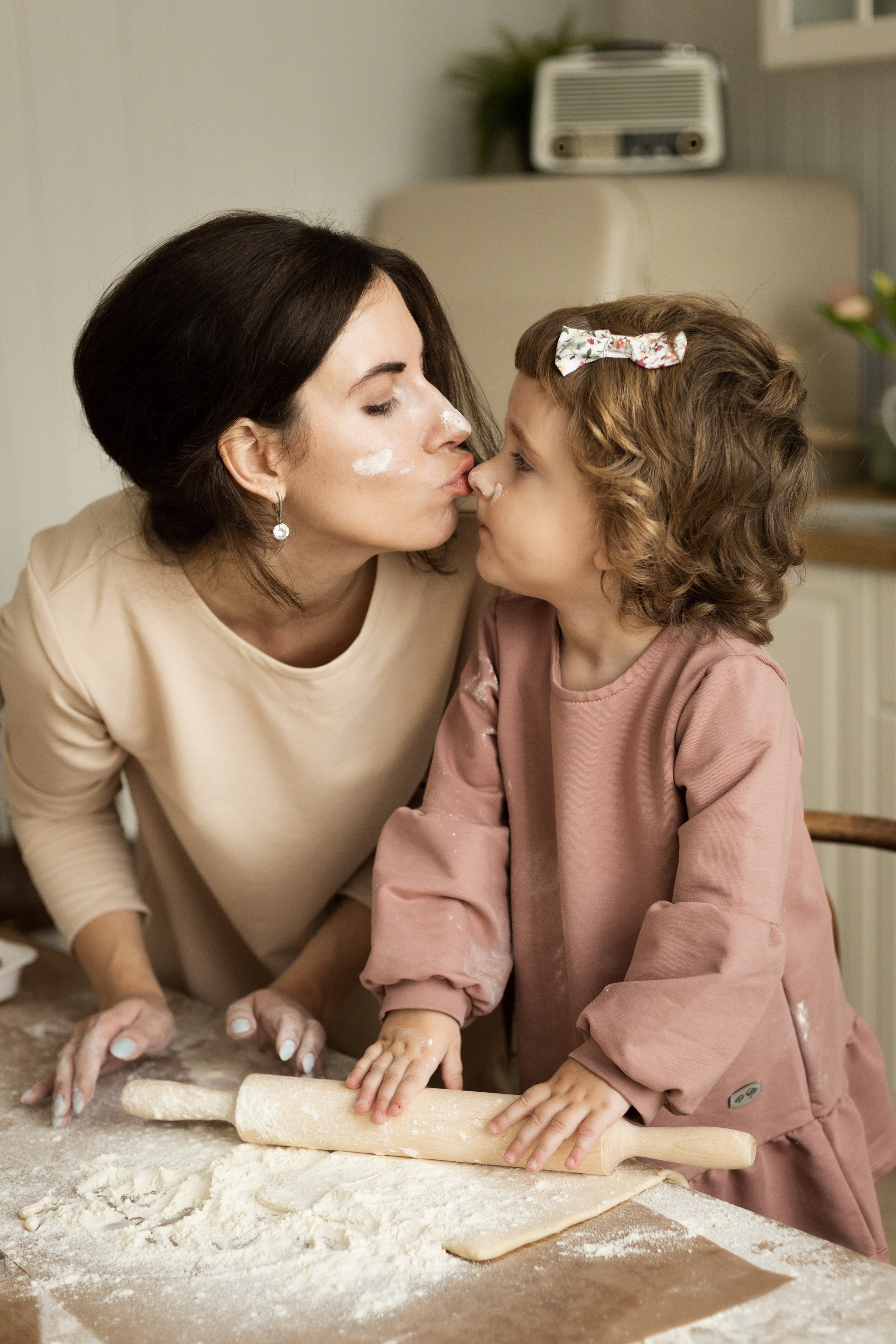 мама с дочкой делают тесто для печенья