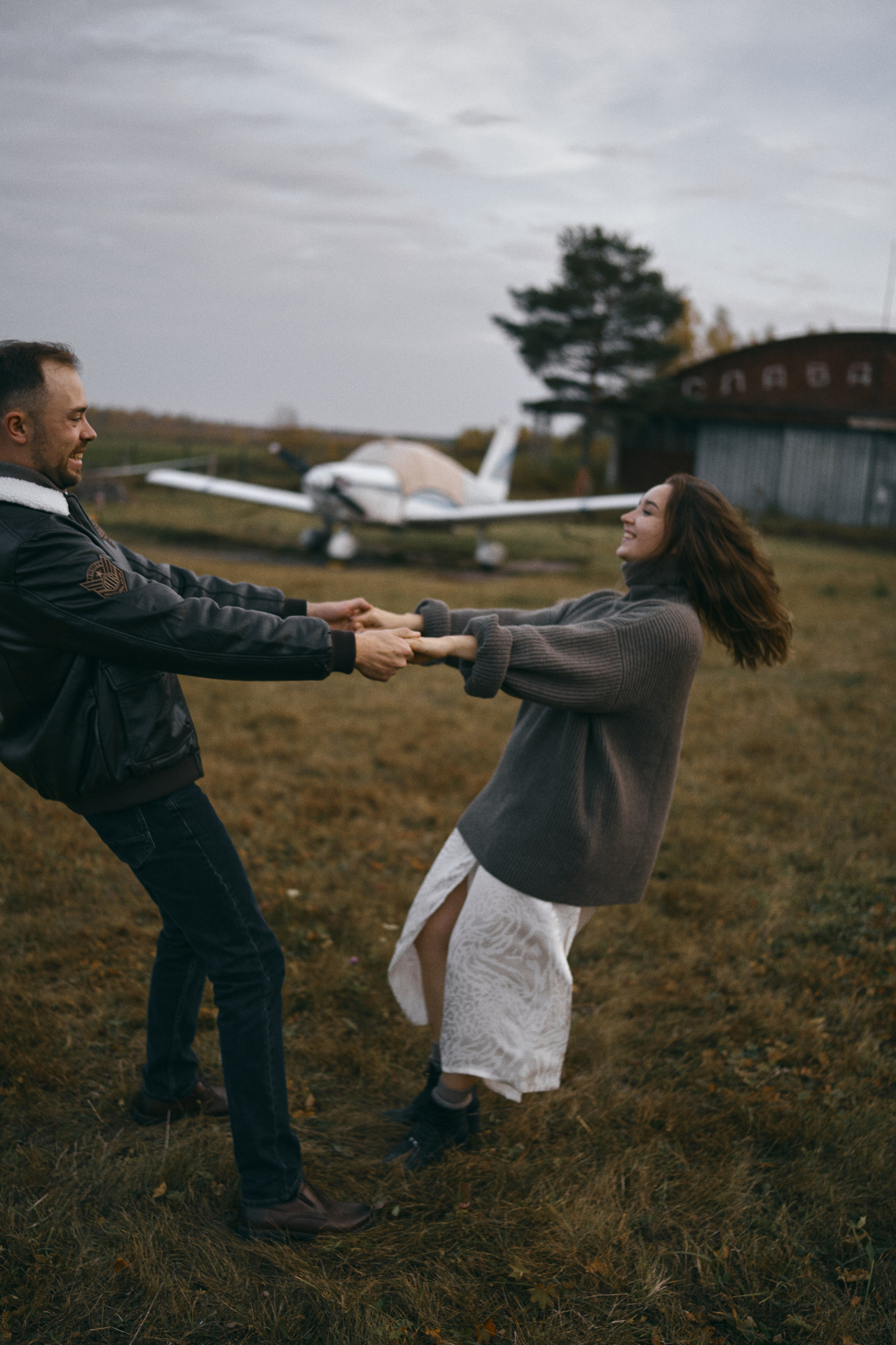 Самолеты, аэродром и двое. Фотограф Киров Анжелика Некрасова