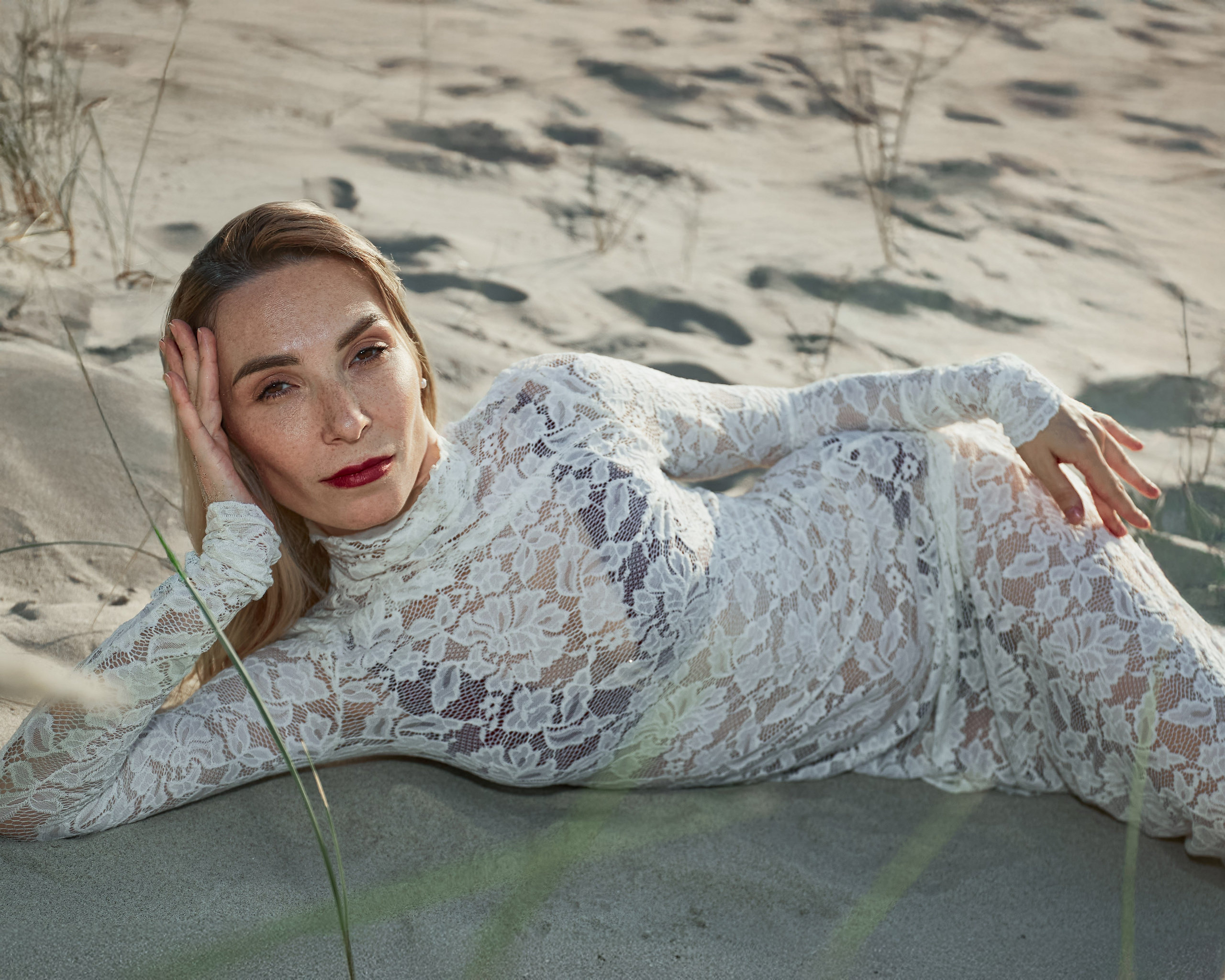 Стильная женская фотосессия портретный фотограф у моря в Зеленоградске Куршская коса Светлогорск Янтарный