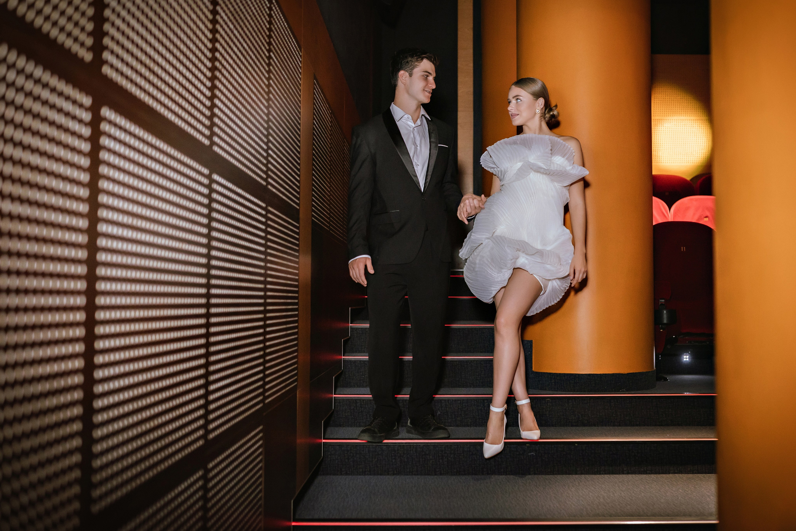 Свадебная фотосессия в кинотеатре. Фотограф и видеограф Москва. Свадебный фотограф, видеограф. Выпускные альбомы. Оживающие альбомы